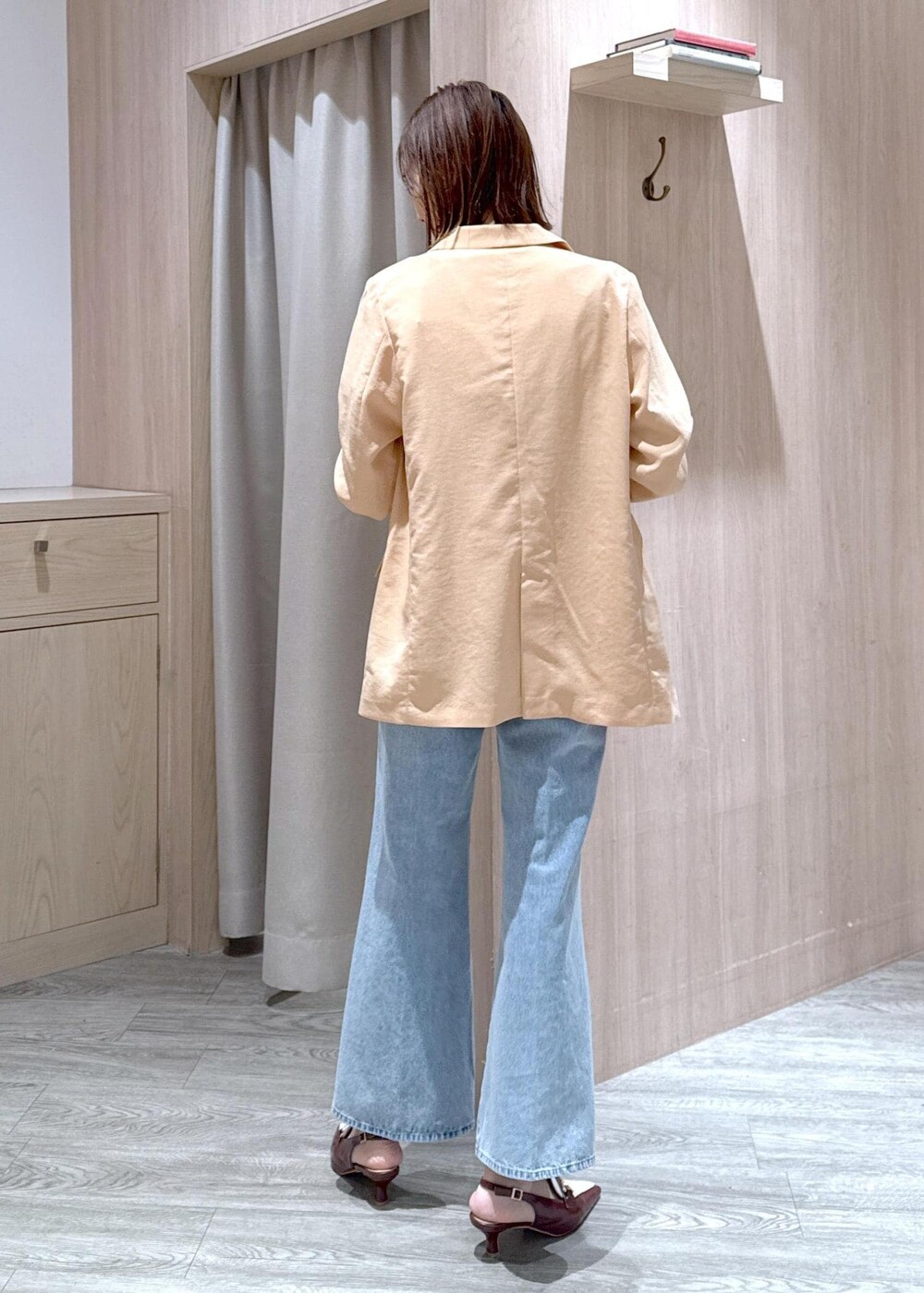 ブラウン系のパンプス、ホワイト系のTシャツ/カットソー、ブルー系のデニムパンツを着用したレディースの春コーディネートの4枚目の写真