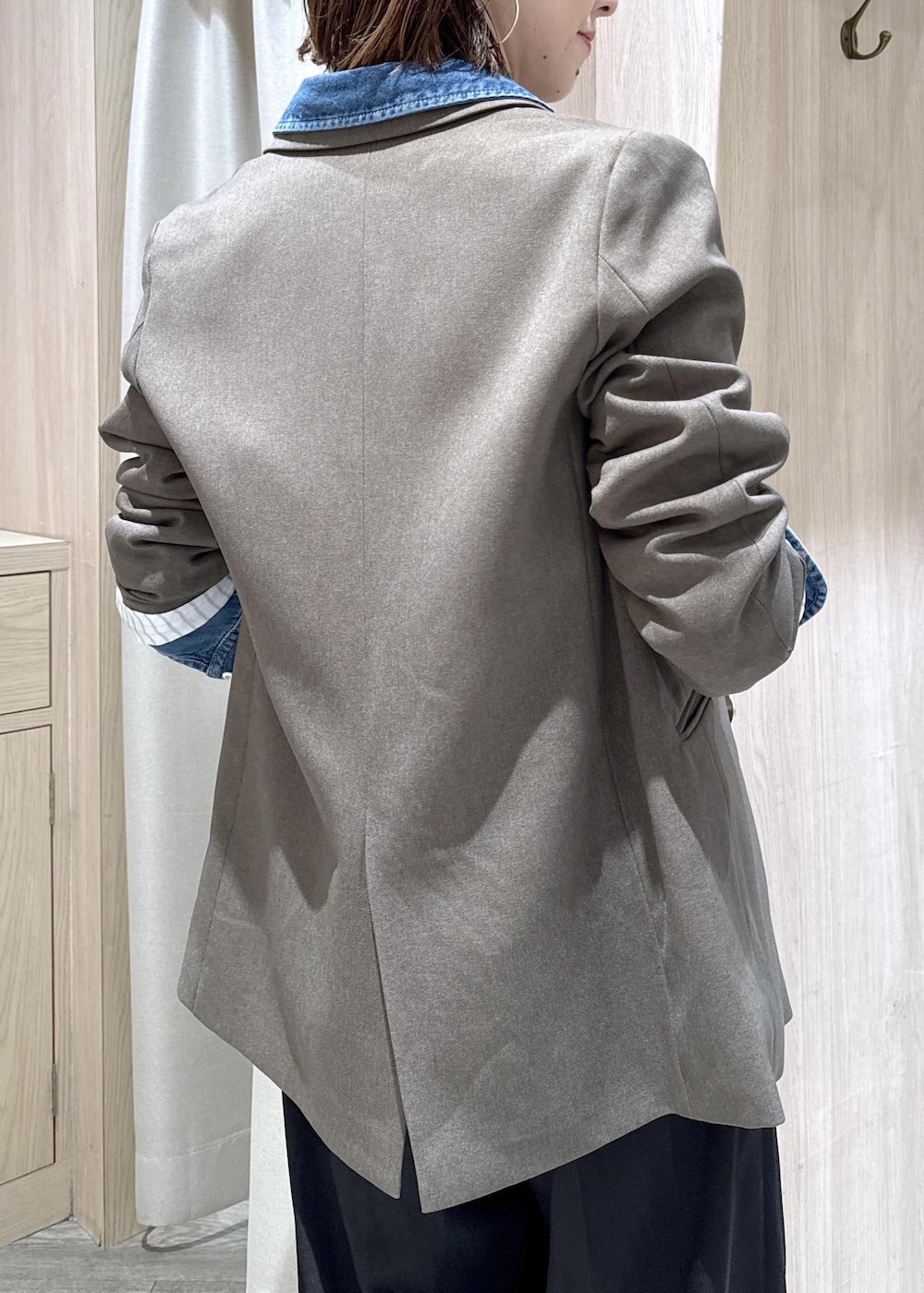 ブラック系のハンドバッグ、ブラック系のその他パンツ、ホワイト系のTシャツ/カットソーを着用したレディースの秋コーディネートの8枚目の写真