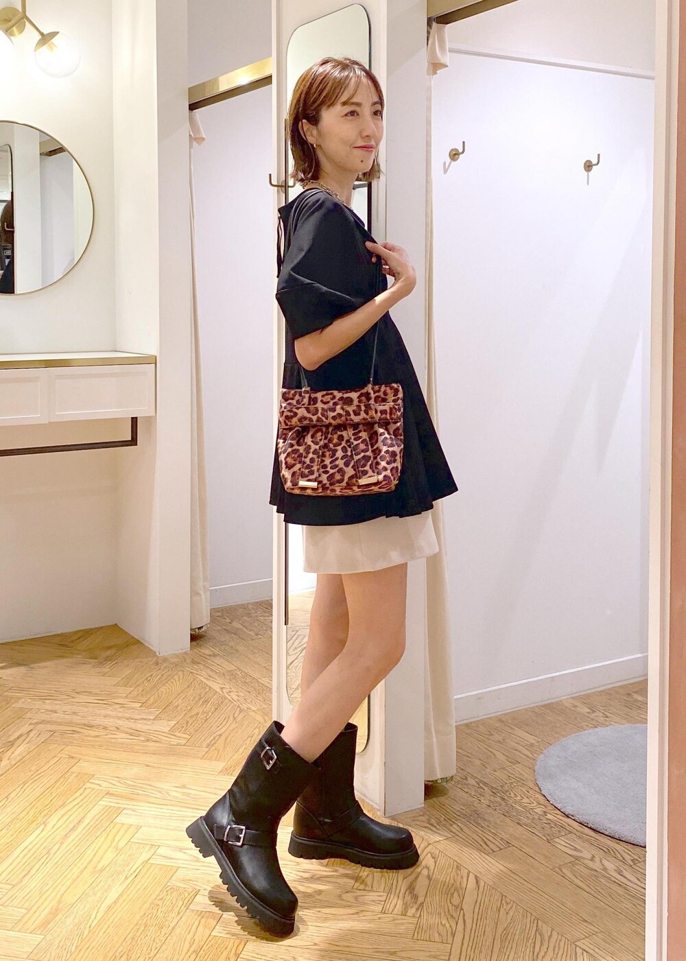 ブラック系のブーツ、ブラック系のTシャツ/カットソー、ベージュ系のその他パンツを着用したレディースの秋コーディネートの5枚目の写真