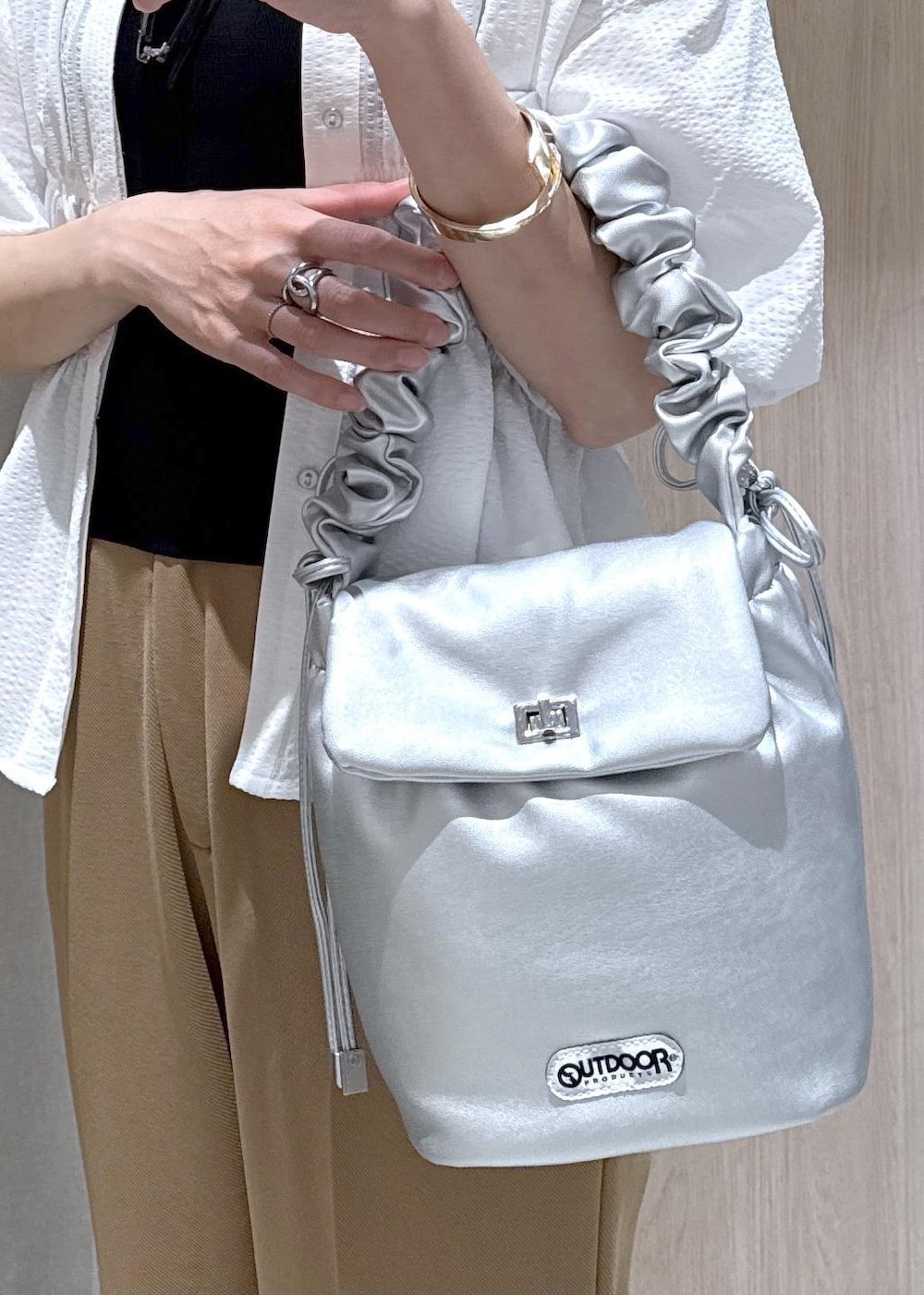 シルバー系のショルダーバッグ、ブラック系のパンプス、ブラック系のキャミソールを着用したレディースの春コーディネートの9枚目の写真