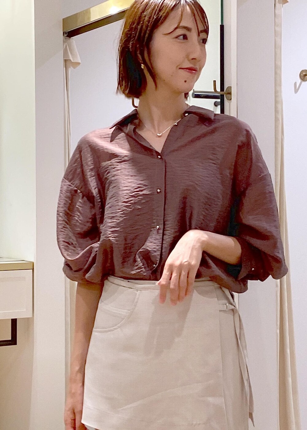 ブラウン系のシャツ/ブラウス、ベージュ系のドレスシューズ、ホワイト系のスラックスを着用したレディースの夏コーディネートの5枚目の写真