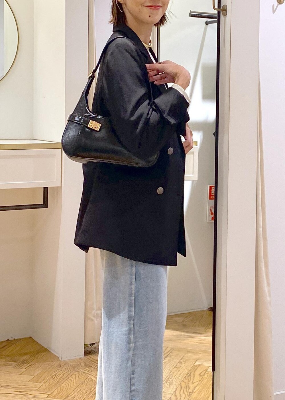 ブラック系のバレエシューズ、ホワイト系のスウェット、ブラック系のテーラードジャケットを着用したレディースの秋コーディネートの5枚目の写真