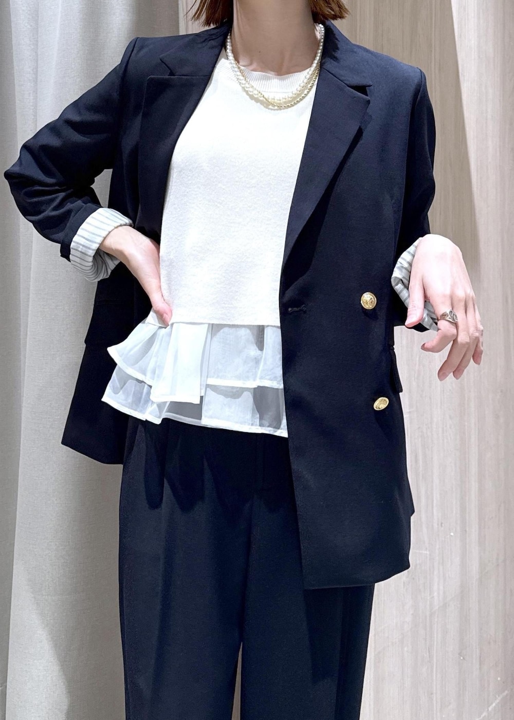 ブルー系のテーラードジャケット、ブルー系のその他パンツ、ホワイト系のハンドバッグを着用したレディースの冬コーディネートの8枚目の写真