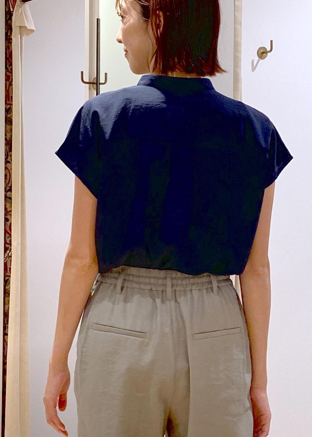 ブラック系のキャミソール、ブラック系のローファー、ブラック系のショルダーバッグを着用したレディースの夏コーディネートの8枚目の写真