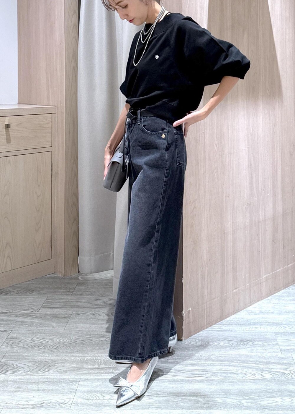 シルバー系のパンプス、ブラック系のキャミソール、グレー系のショルダーバッグを着用したレディースの秋コーディネートの5枚目の写真