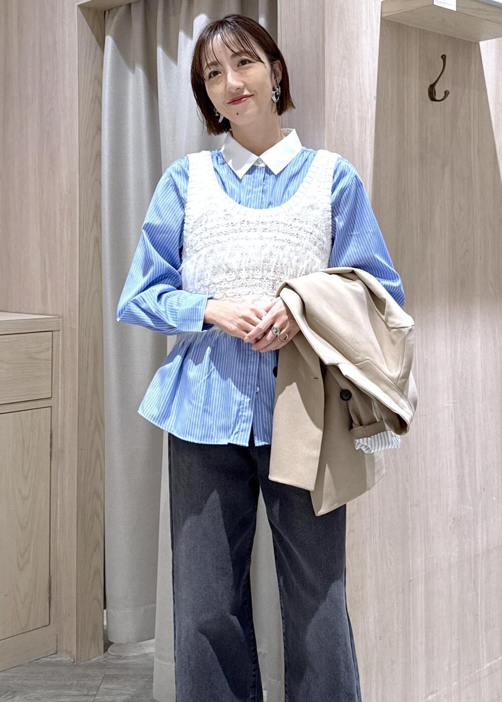 ブラック系のショルダーバッグ、ベージュ系のテーラードジャケット、ブラック系のブーツを着用したレディースの秋コーディネートの8枚目の写真