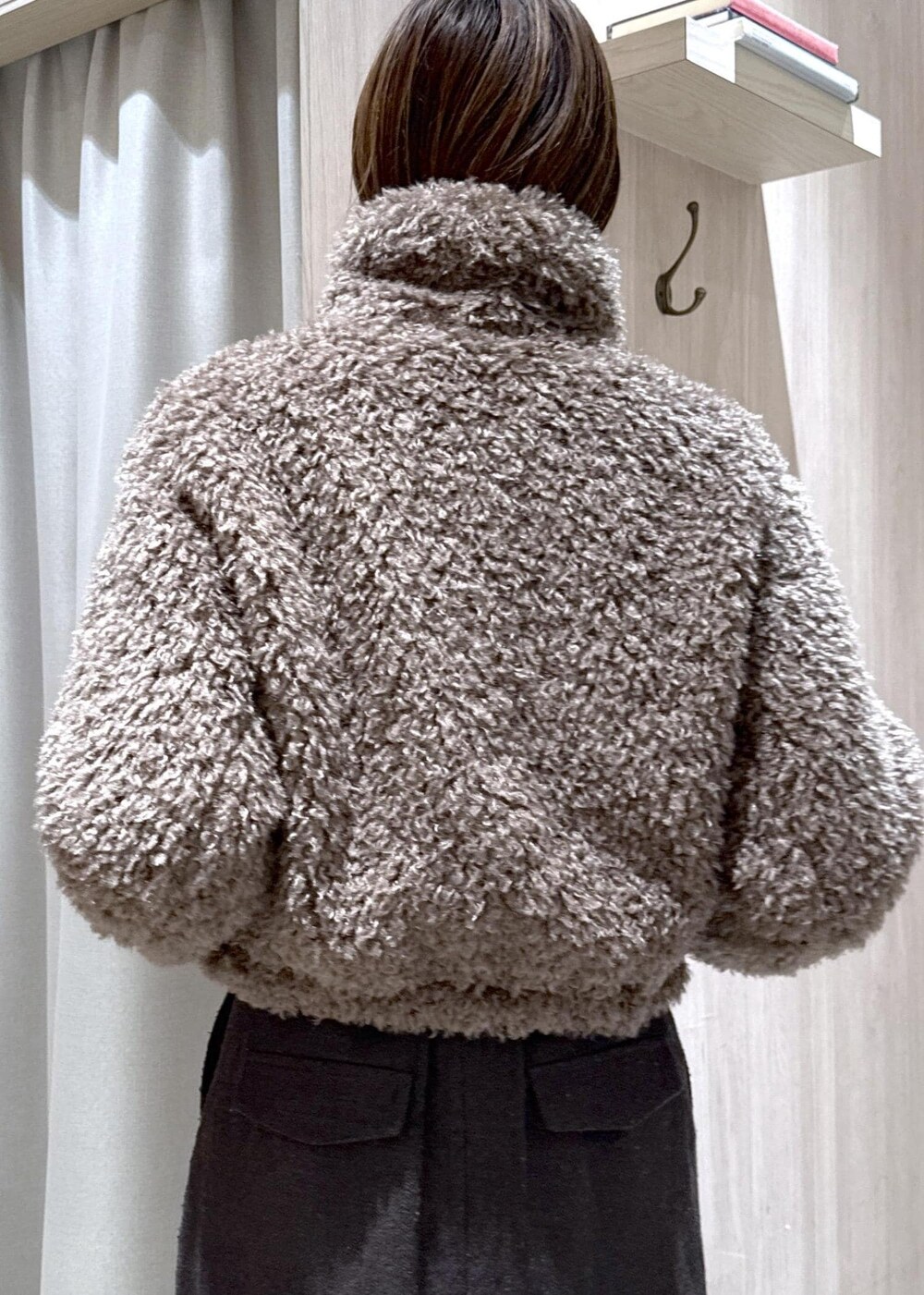 ブラウン系のスカート、ブラウン系のブルゾン、ホワイト系のスウェットを着用したレディースの秋コーディネートの9枚目の写真