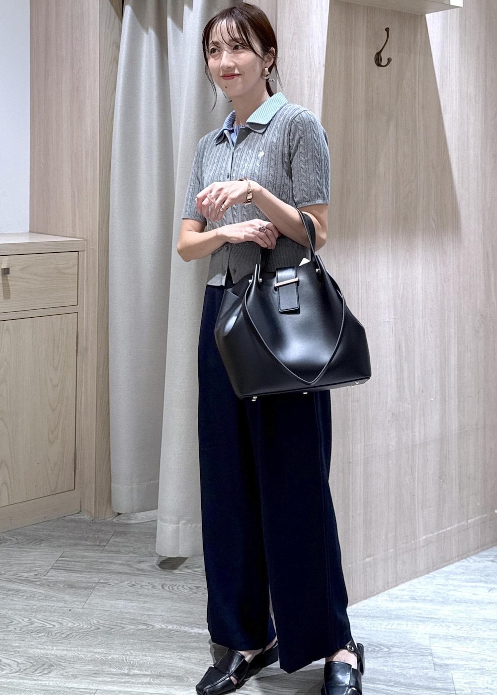 グレー系のカーディガン/ボレロ、ブルー系のその他パンツ、ブラック系のビジネスバッグを着用したレディースの夏コーディネートの3枚目の写真