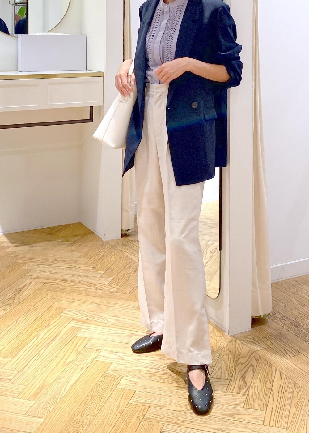 ブルー系のテーラードジャケット、ブルー系のシャツ/ブラウス、ホワイト系のスラックスを着用したレディースの夏コーディネートの4枚目の写真