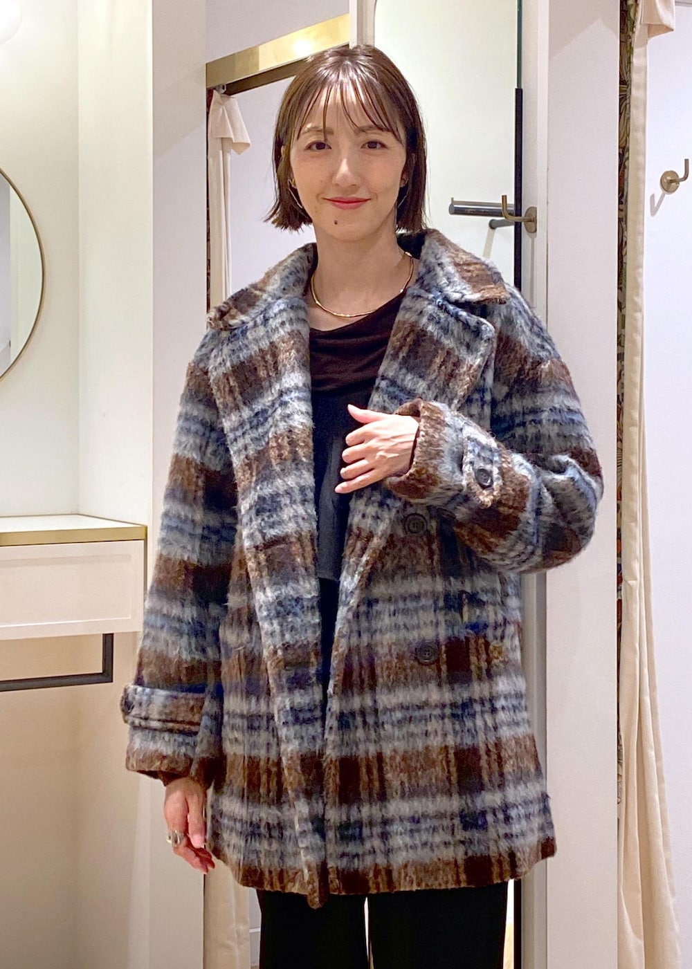 「大人シンプル、きれいめシンプル、きれいめカジュアル、楽ちんコーデ、サロペットコーデ、アウター、羽織り、pコート、チェック柄、ショートブーツ、お出かけ、高身長コーディネート、アラフォー、初冬コーデ、冬コーデ」｜「VISのチェーン付きワンハンドルバッグ（ハンドバッグ、ブラック系）」を使った、eric08さん（レディース・166cm）の冬コーディネートの8枚目の写真