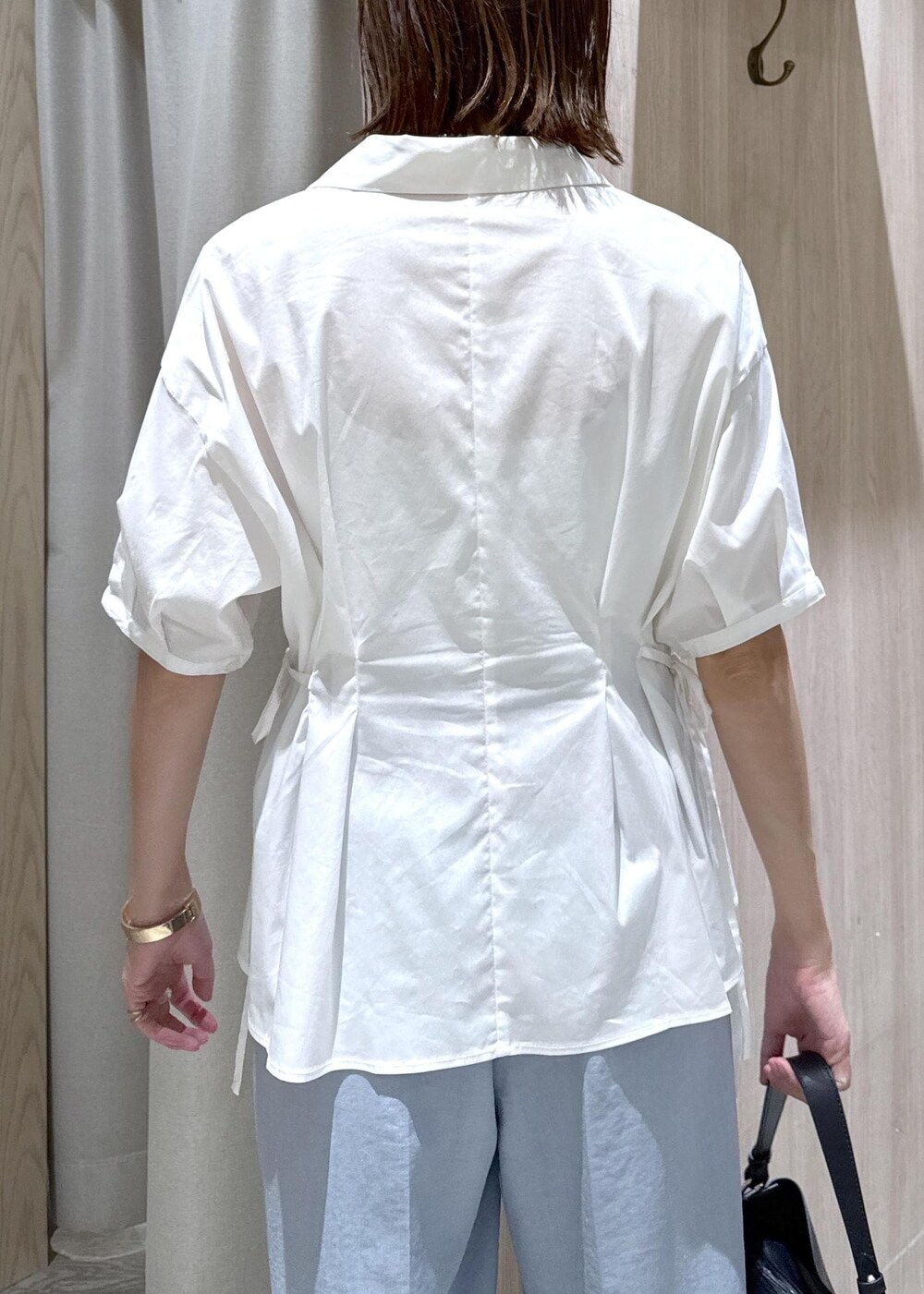 ホワイト系のシャツ/ブラウス、ブルー系のその他パンツ、ブラック系のショルダーバッグを着用したレディースの夏コーディネートの8枚目の写真