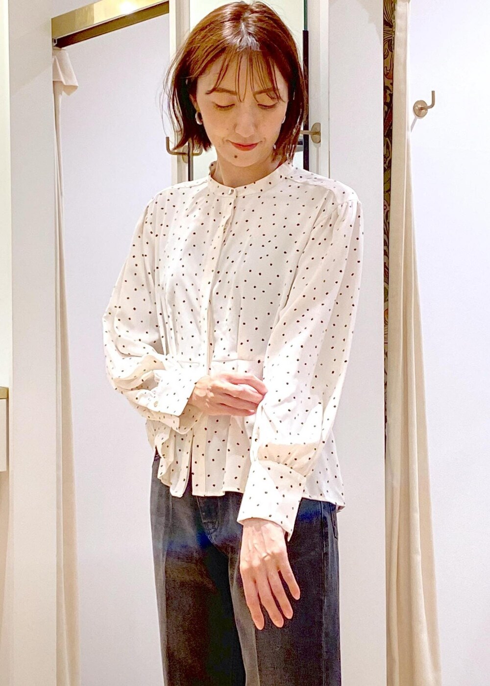 グレー系のドレスシューズ、ホワイト系のシャツ/ブラウス、ブラック系のデニムパンツを着用したレディースの夏コーディネートの7枚目の写真