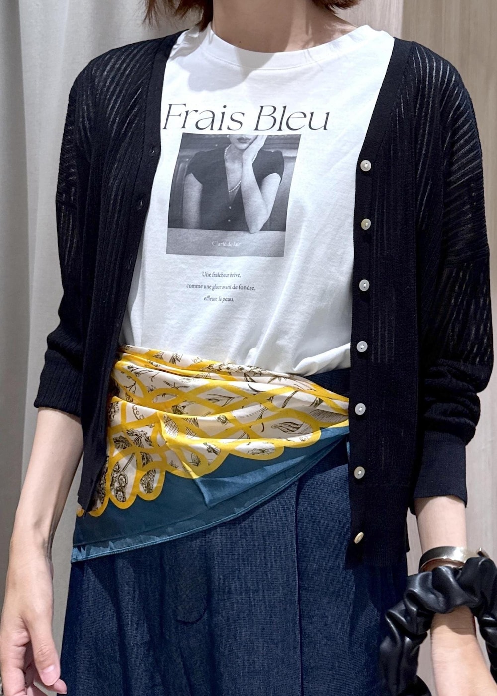 ブラック系のショルダーバッグ、ホワイト系のTシャツ/カットソー、ブラック系のパンプスを着用したレディースの夏コーディネートの8枚目の写真