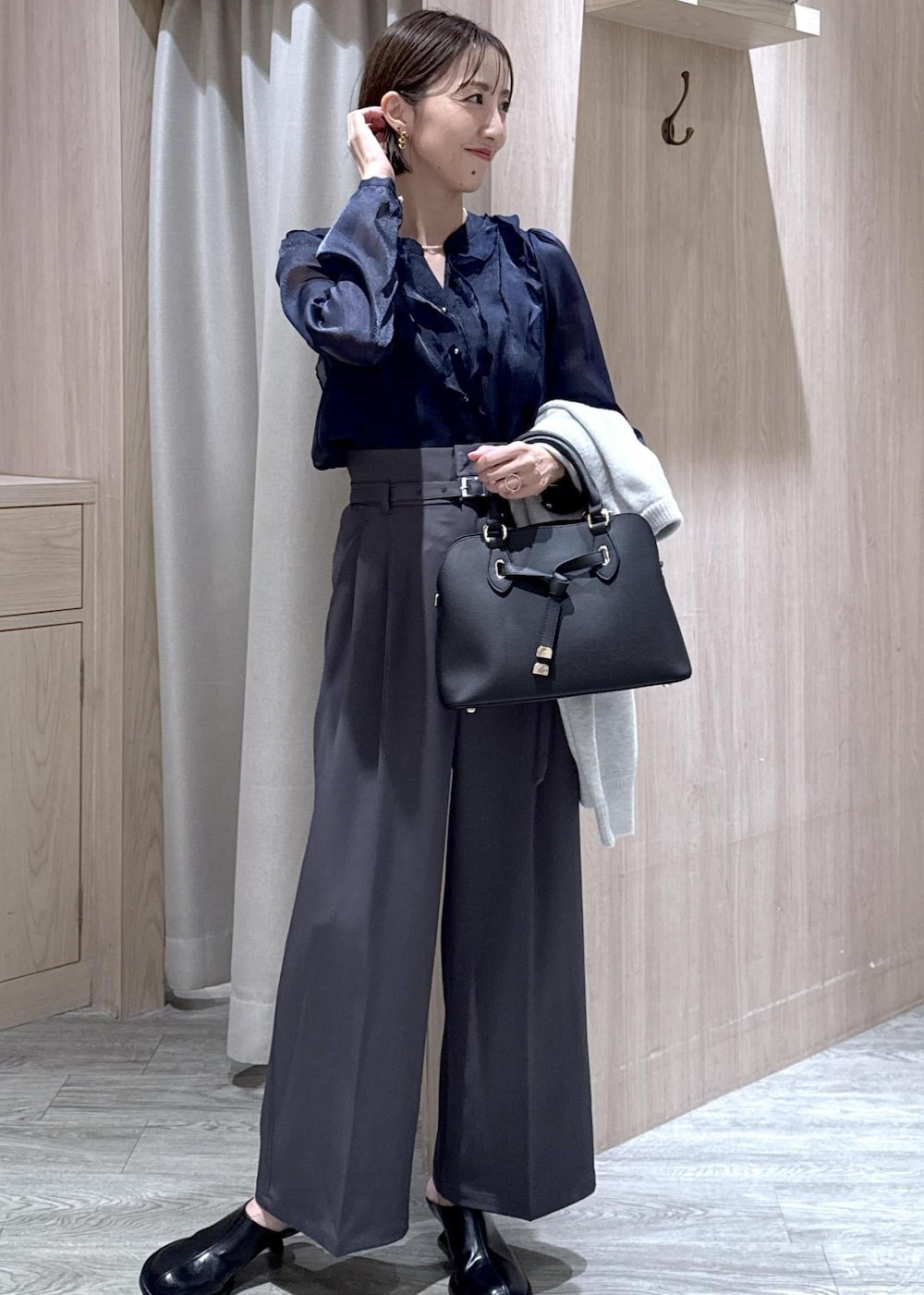 ブルー系のシャツ/ブラウス、グレー系のカーディガン/ボレロ、グレー系のその他パンツを着用したレディースの秋コーディネートの3枚目の写真