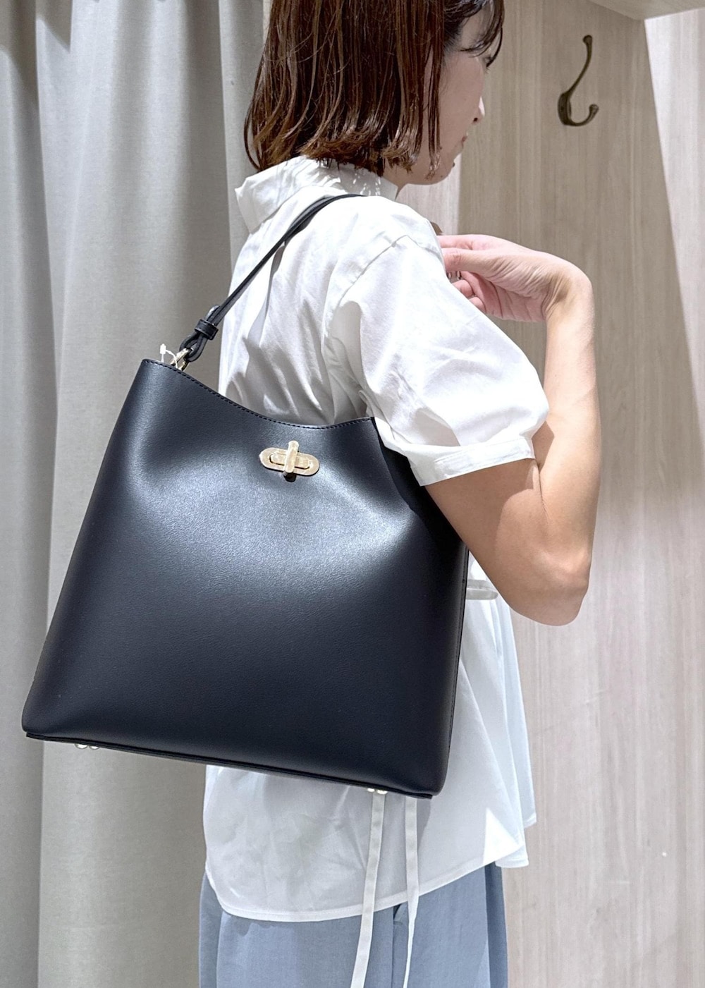 ホワイト系のシャツ/ブラウス、ブルー系のその他パンツ、ブラック系のショルダーバッグを着用したレディースの夏コーディネートの7枚目の写真