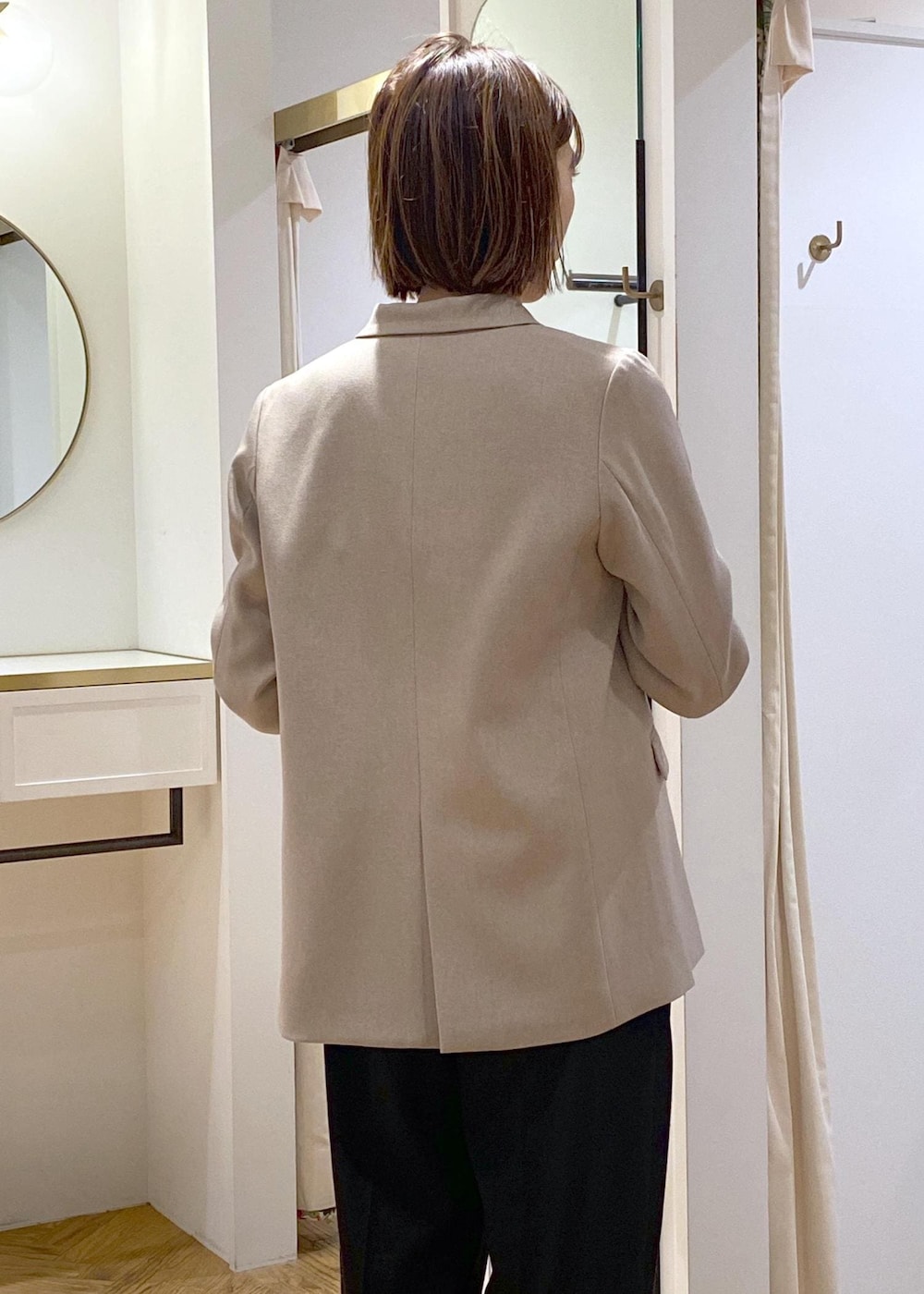 ブラック系のパンプス、ブラック系のニット/セーター、ブラック系のスラックスを着用したレディースの冬コーディネートの8枚目の写真