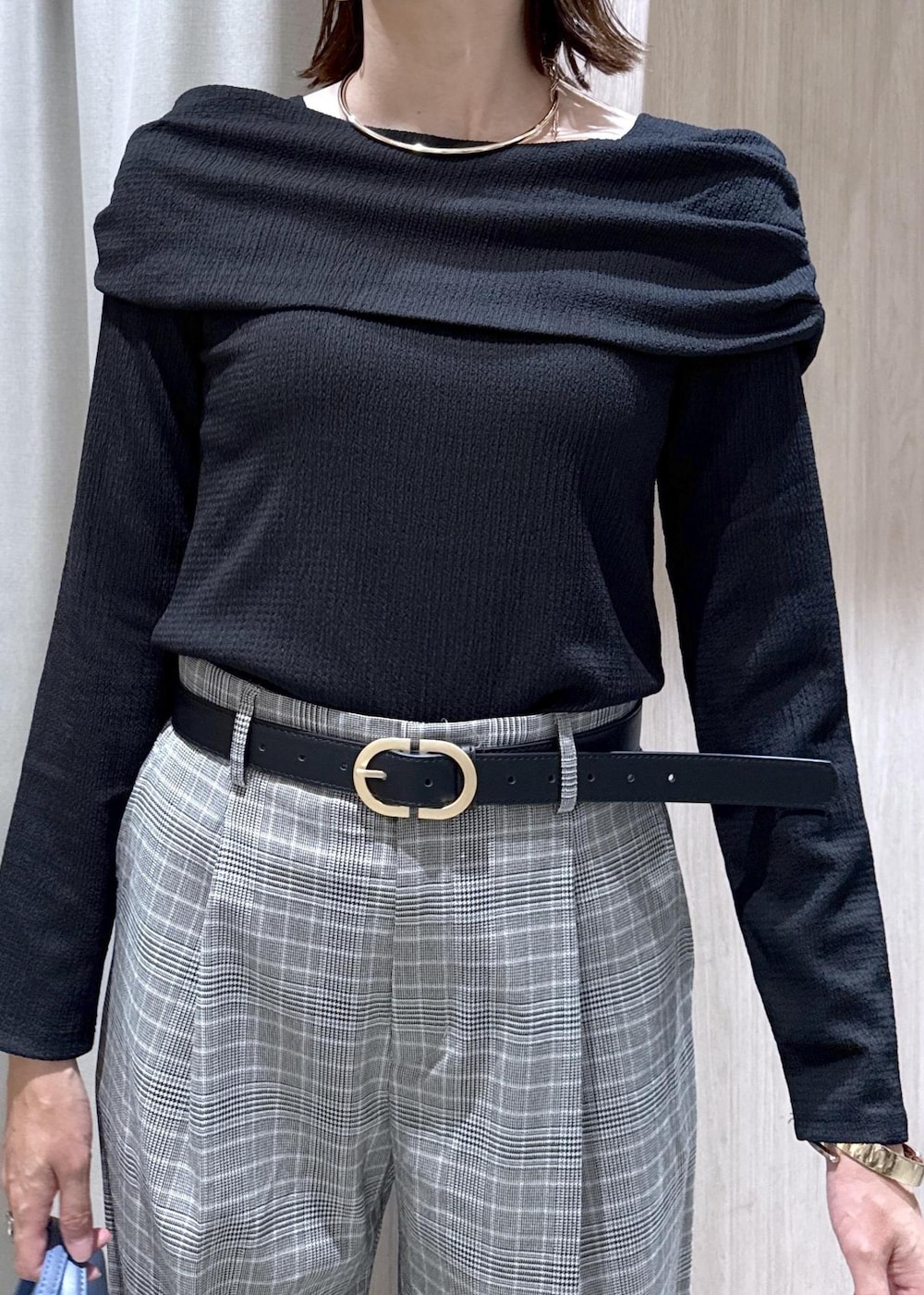 グレー系のその他パンツ、ブルー系のショルダーバッグ、ブラック系のTシャツ/カットソーを着用したレディースの夏コーディネートの8枚目の写真