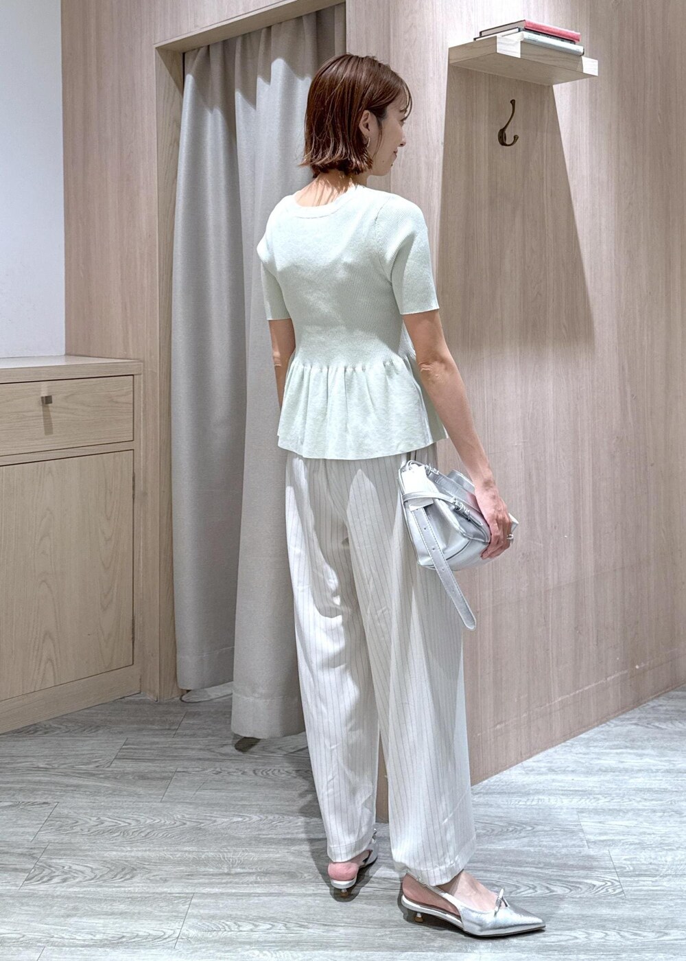 シルバー系のパンプス、グリーン系のカーディガン/ボレロ、ホワイト系のその他パンツを着用したレディースの夏コーディネートの4枚目の写真