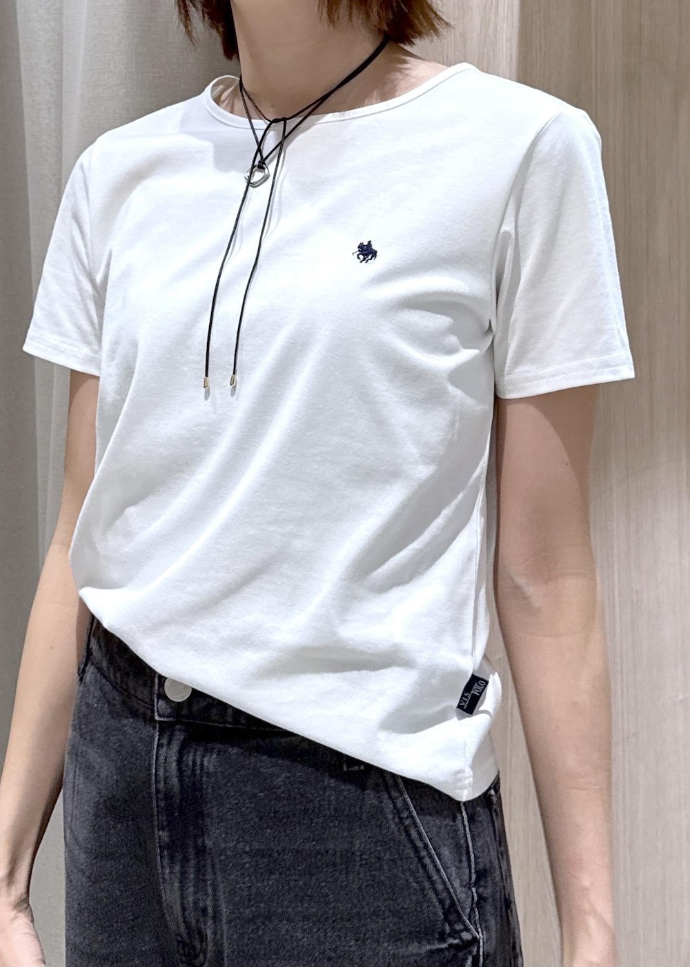 イエロー系のショルダーバッグ、ブラック系のデニムパンツ、ホワイト系のTシャツ/カットソーを着用したレディースの春コーディネートの8枚目の写真