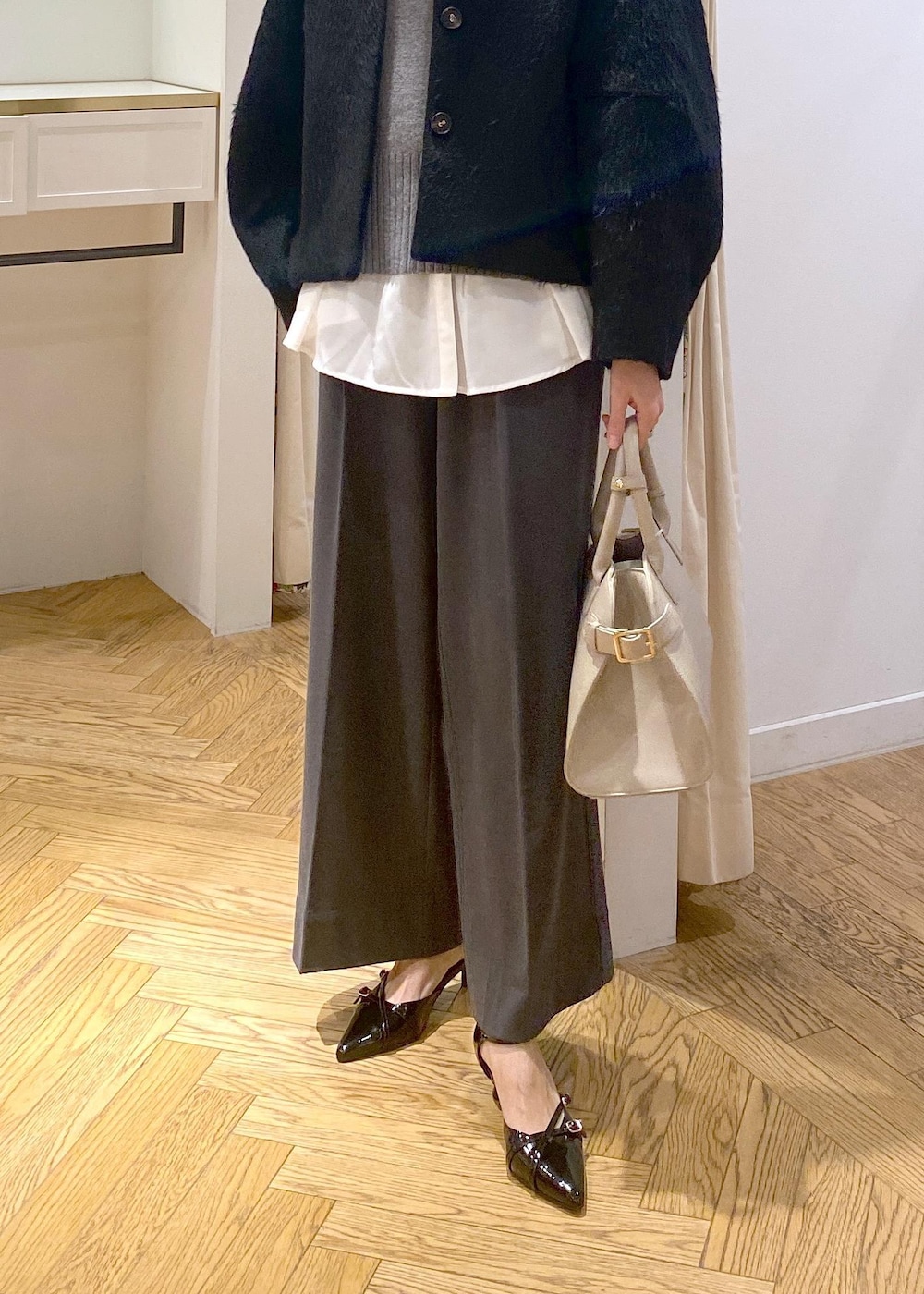 「大人シンプル、きれいめシンプル、高身長コーディネート、レイヤードコーデ、仕事、通勤、きれいめカジュアル、オフィスカジュアル、ママコーデ、アラフォー、アラフォーコーデ、初冬コーデ、冬コーデ、お仕事コーデ、授業参観日コーデ」｜「Juzeのストラップデザインパンプス（パンプス、ブラック系）」を使った、eric08さん（レディース・166cm）の冬コーディネートの6枚目の写真