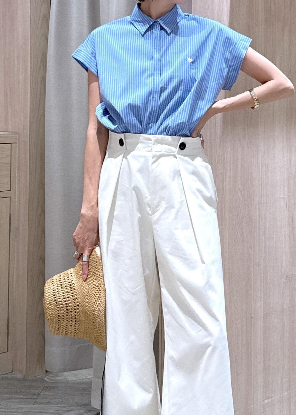 ブラック系のサンダル、ホワイト系のカーディガン/ボレロ、ブルー系のシャツ/ブラウスを着用したレディースの夏コーディネートの10枚目の写真