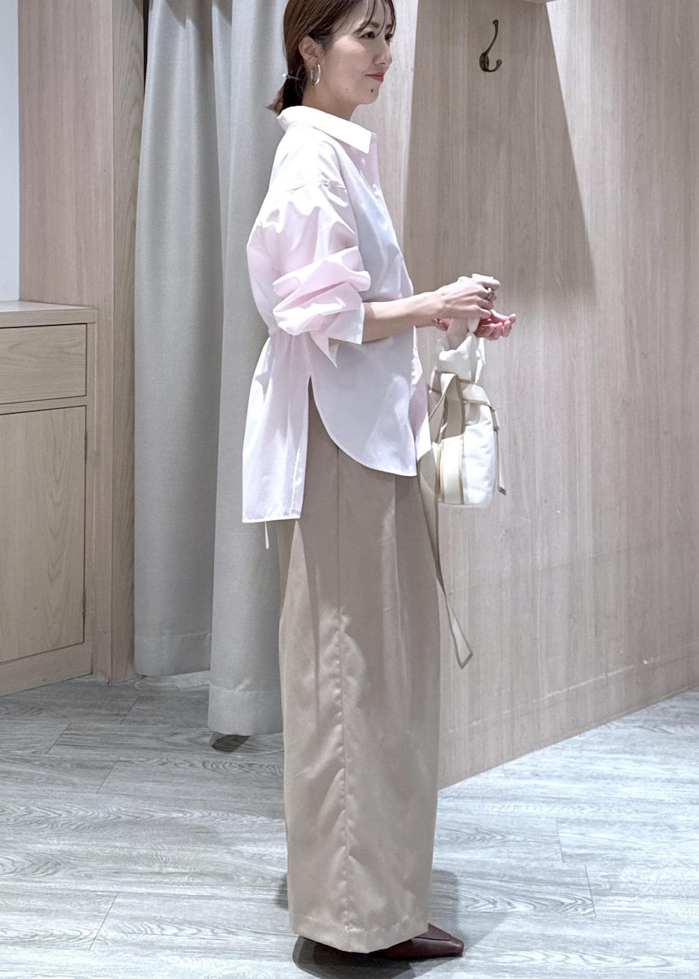 ホワイト系のトートバッグ、ベージュ系のその他パンツ、ピンク系のシャツ/ブラウスを着用したレディースの冬コーディネートの3枚目の写真