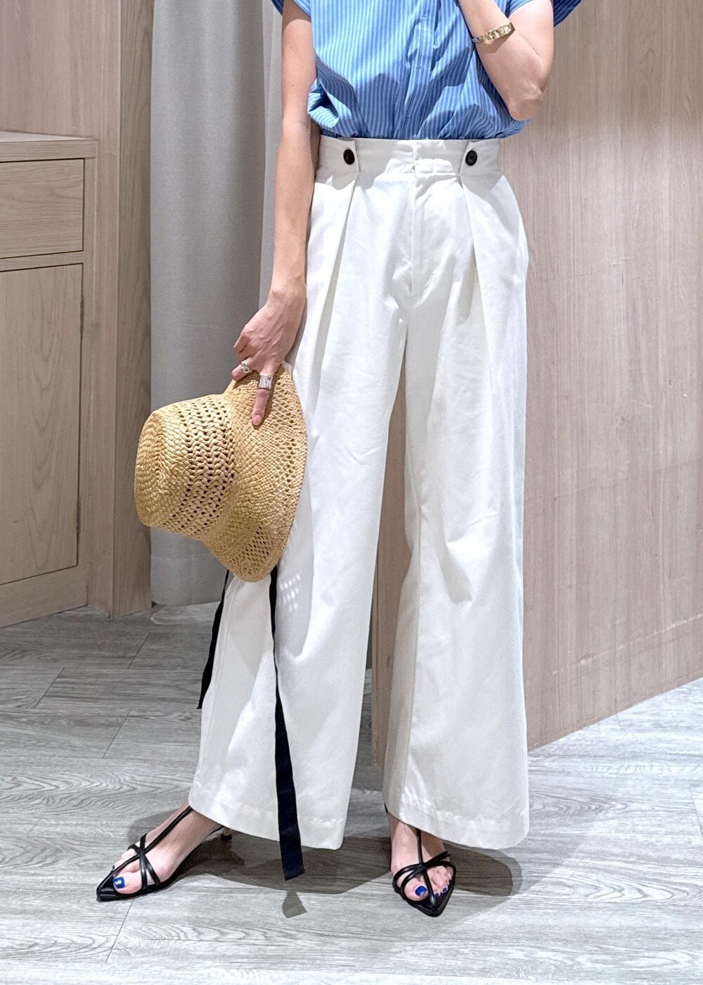 ブラック系のサンダル、ホワイト系のカーディガン/ボレロ、ブルー系のシャツ/ブラウスを着用したレディースの夏コーディネートの8枚目の写真