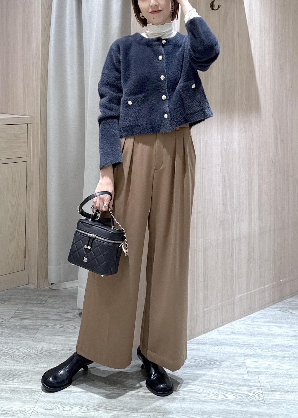 ブルー系のカーディガン/ボレロ、ホワイト系のTシャツ/カットソー、ブラック系のブーツを着用したレディースの冬コーディネートの7枚目の写真