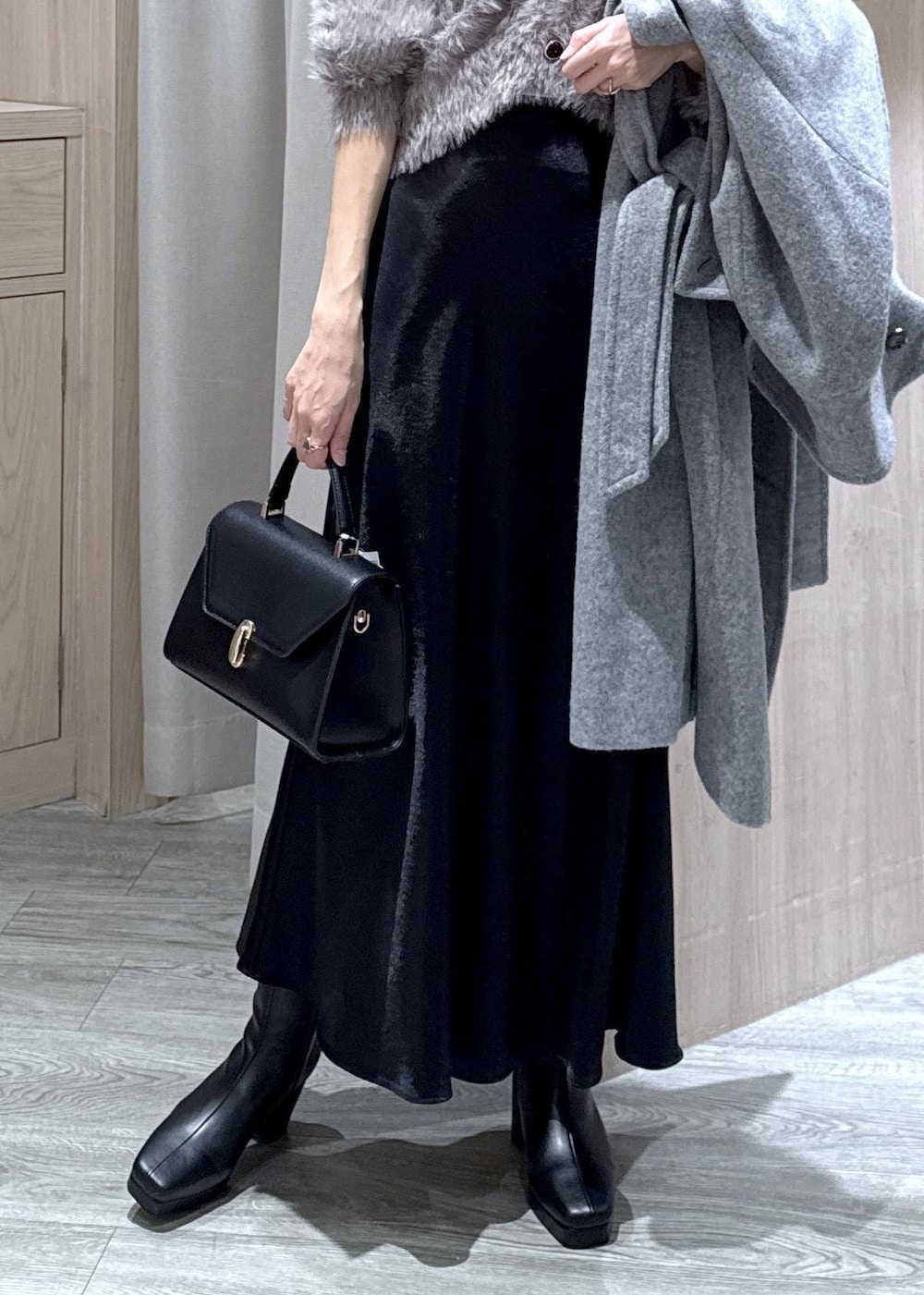 グレー系のカーディガン/ボレロ、グレー系のその他アウター、ブラック系のブーツを着用したレディースの冬コーディネートの3枚目の写真