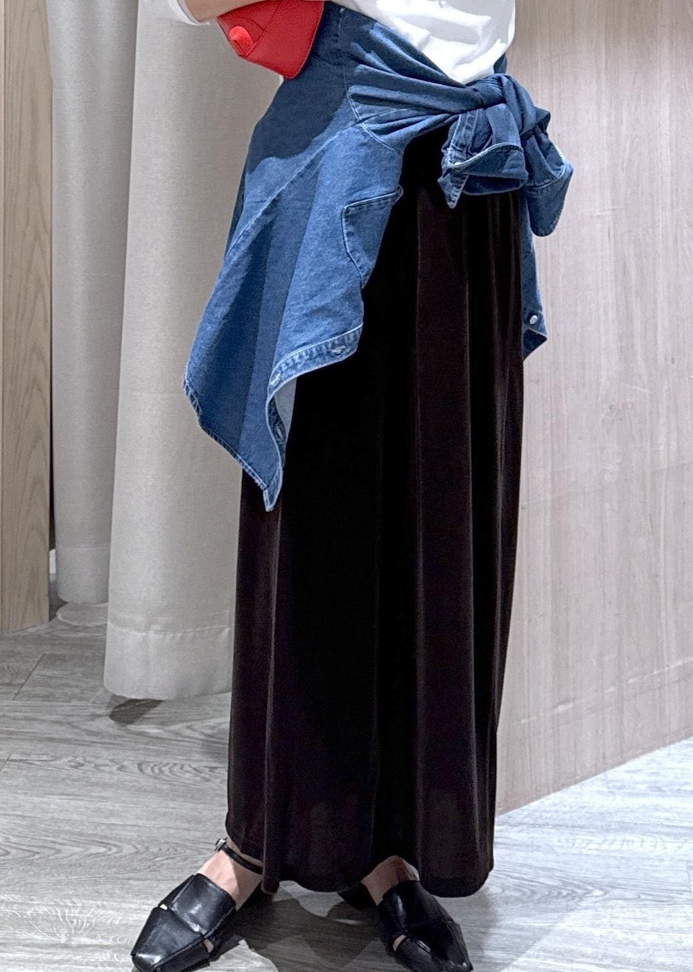 ホワイト系のTシャツ/カットソー、ブラウン系のスカート、ブルー系のシャツ/ブラウスを着用したレディースの秋コーディネートの5枚目の写真