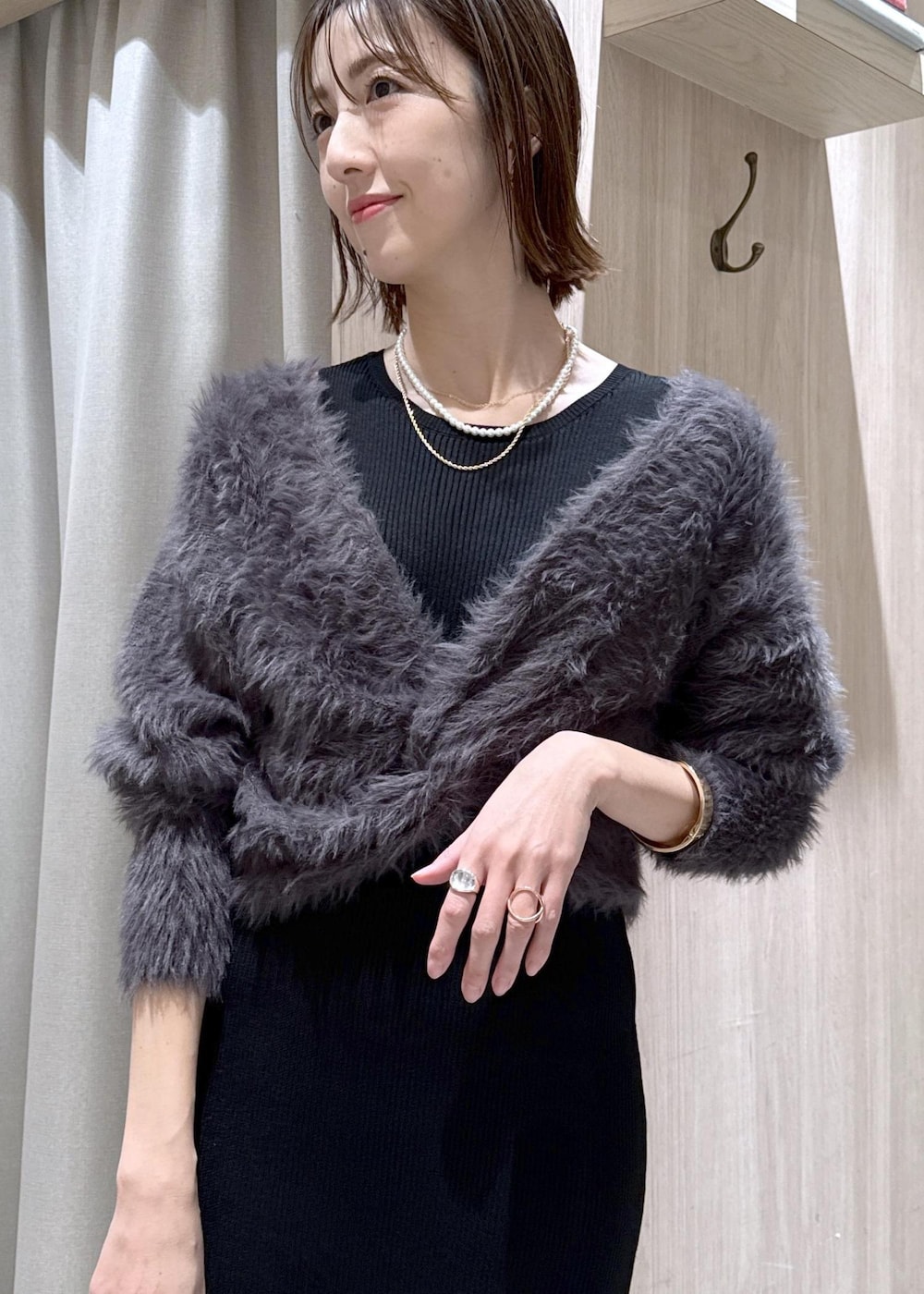 シルバー系のパンプス、グレー系のその他アウター、グレー系のワンピースを着用したレディースの冬コーディネートの7枚目の写真