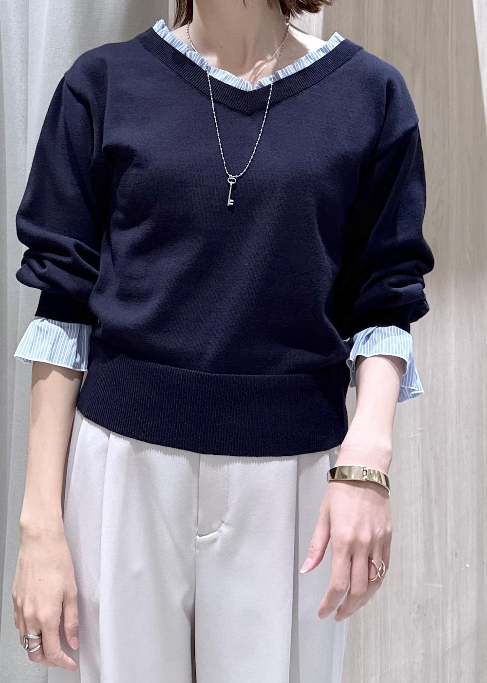 ベージュ系のトートバッグ、ベージュ系のその他パンツ、ブルー系のニット/セーターを着用したレディースの冬コーディネートの8枚目の写真