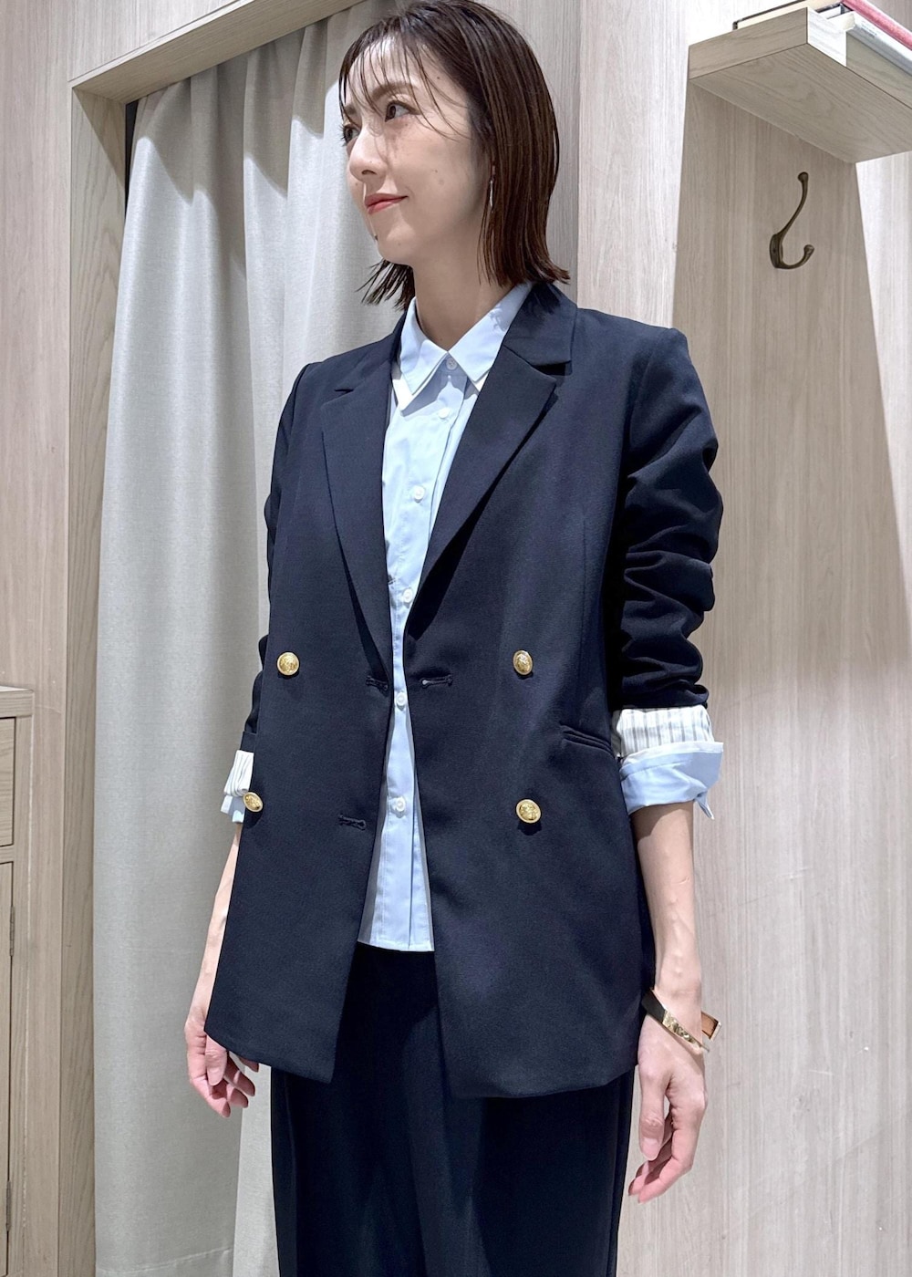 ブルー系のシャツ/ブラウス、ブラック系のパンプス、ブルー系のテーラードジャケットを着用したレディースの冬コーディネートの5枚目の写真