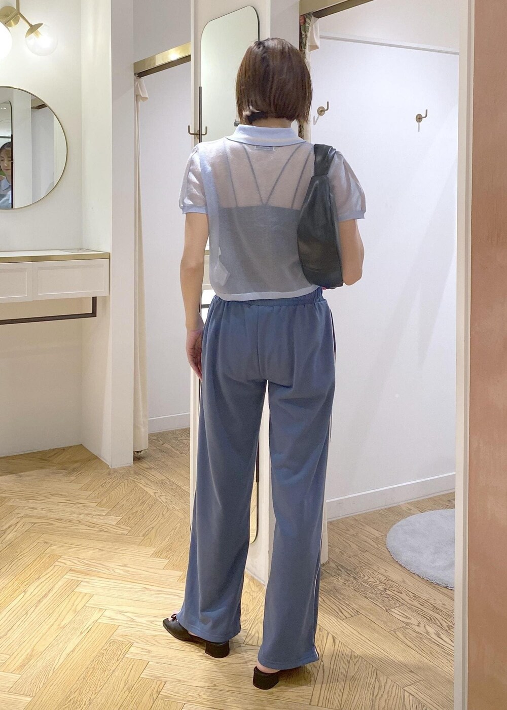 ブラック系のハンドバッグ、ブラック系のサンダル、ブラック系のキャミソールを着用したレディースの夏コーディネートの3枚目の写真