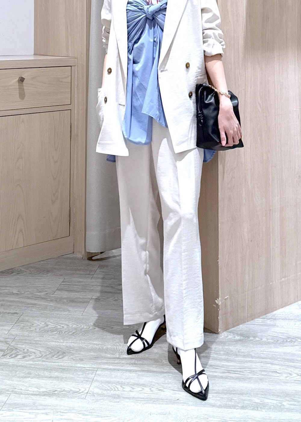 ブルー系のシャツ/ブラウス、ブラック系のサンダル、ホワイト系のTシャツ/カットソーを着用したレディースの春コーディネートの5枚目の写真