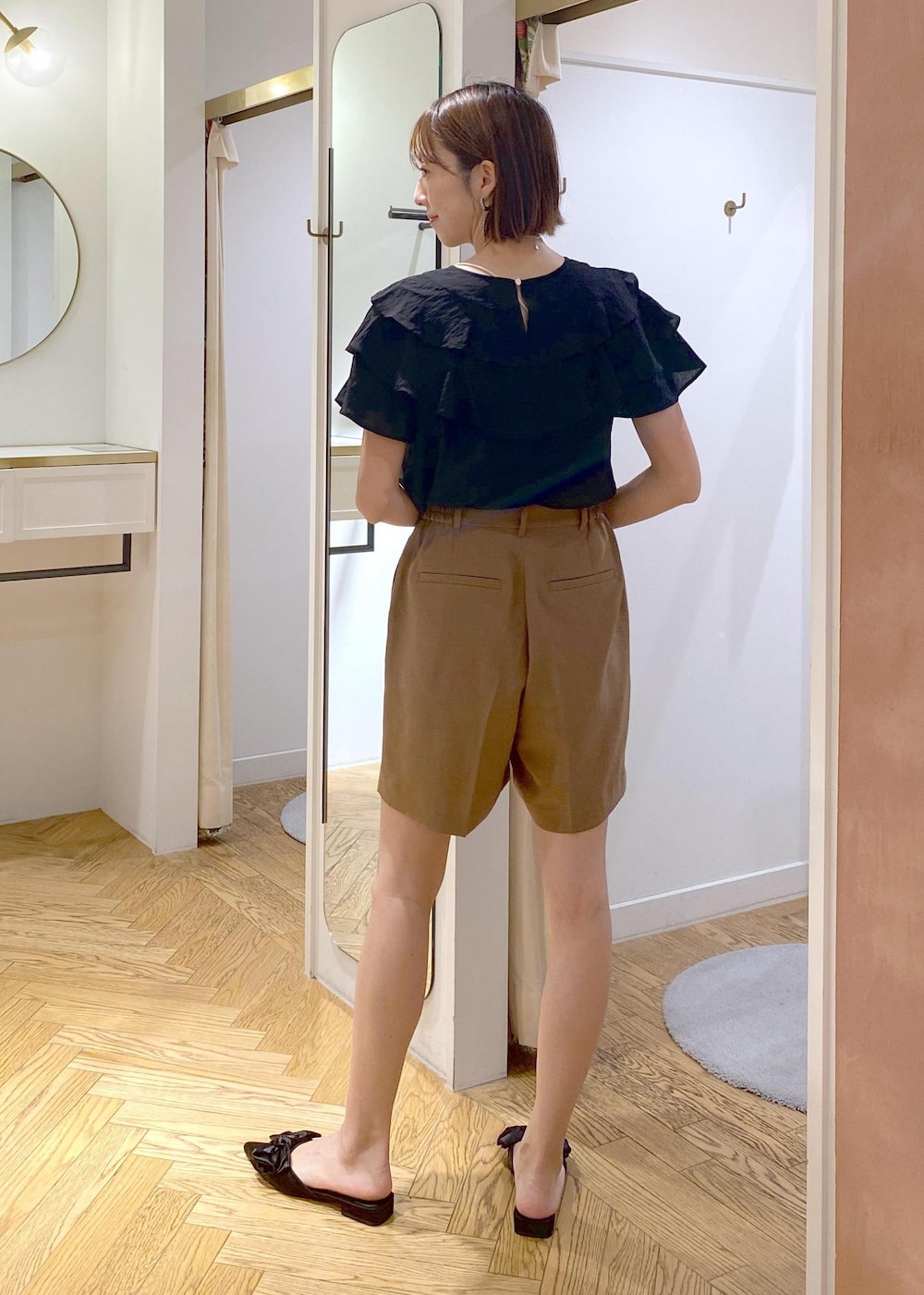 ブラック系のシャツ/ブラウス、ブラウン系のその他パンツ、グリーン系のショルダーバッグを着用したレディースの夏コーディネートの3枚目の写真