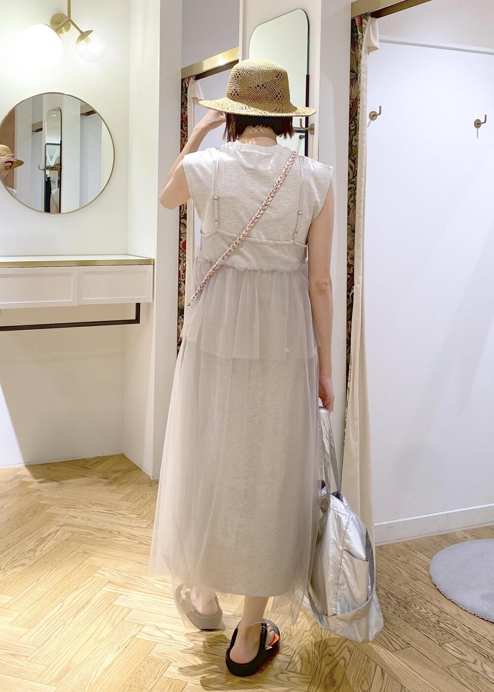 ブラック系のキャミソール、シルバー系のトートバッグ、ホワイト系のワンピースを着用したレディースの春コーディネートの3枚目の写真