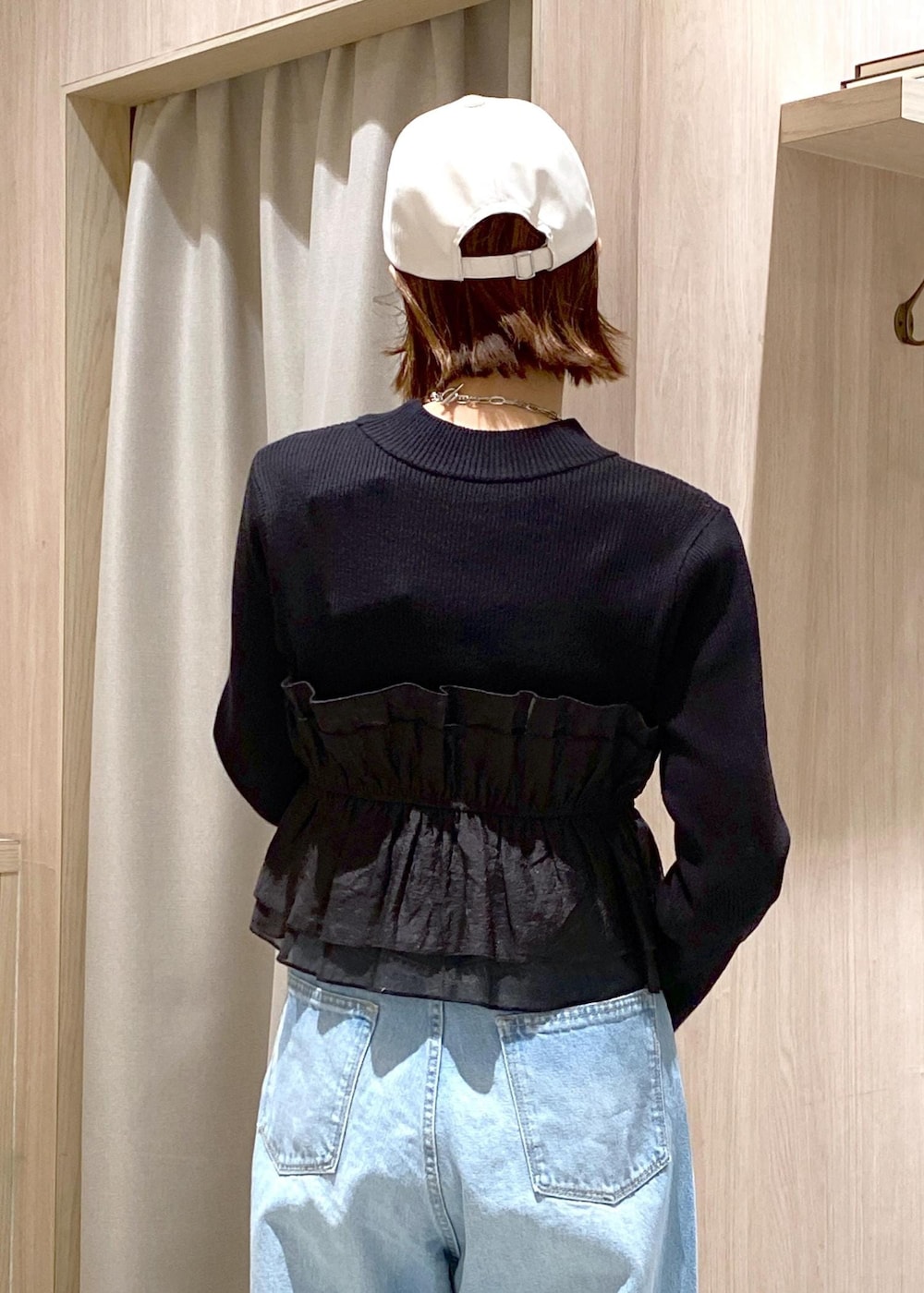 シルバー系のパンプス、ブラック系のニット/セーター、シルバー系のショルダーバッグを着用したレディースの冬コーディネートの7枚目の写真