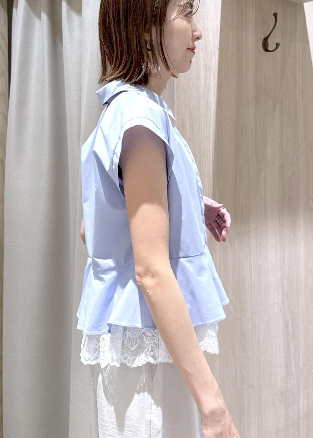 ホワイト系のその他パンツ、ブラック系のショルダーバッグ、ブラック系のキャミソールを着用したレディースの春コーディネートの8枚目の写真
