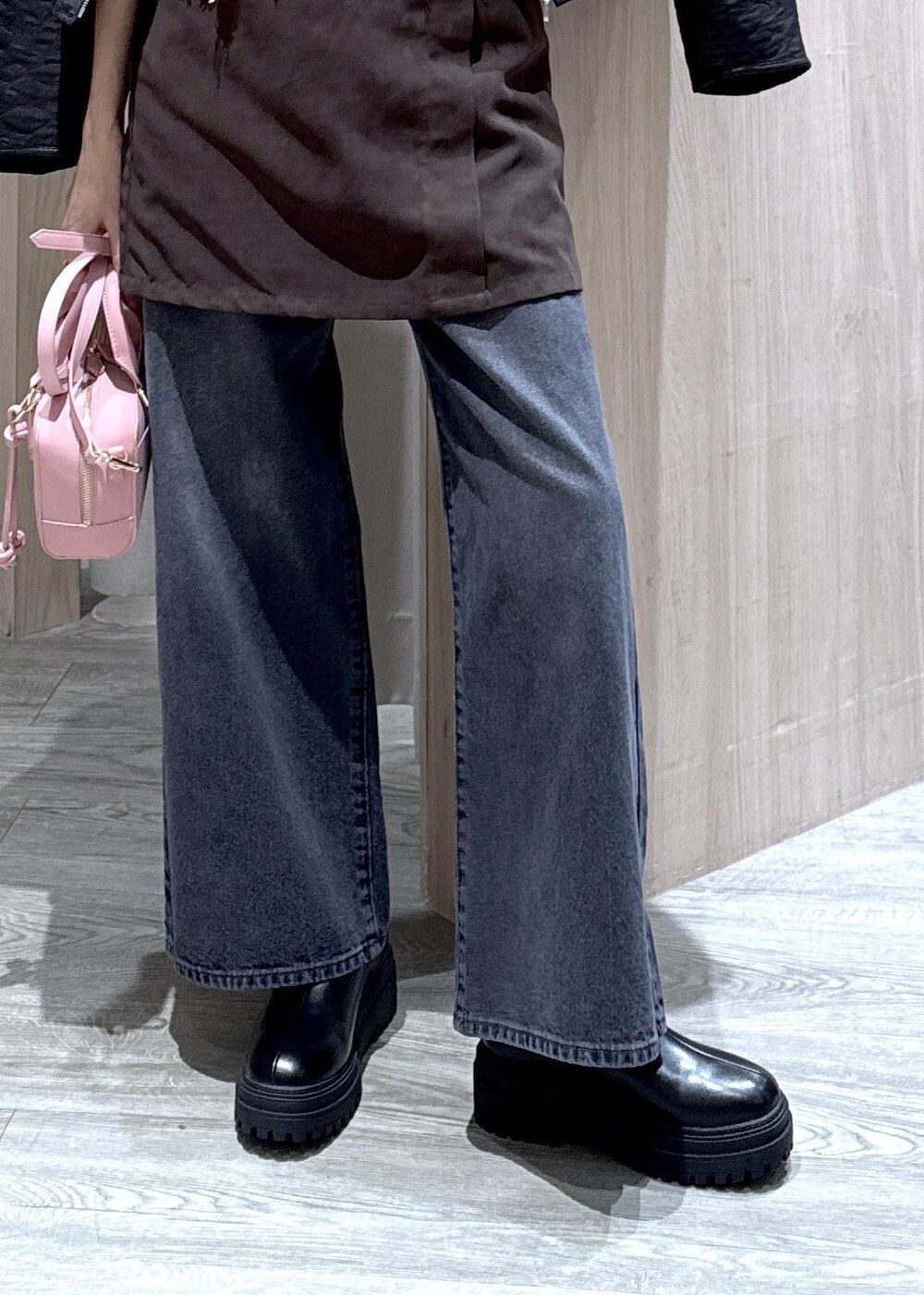 ピンク系のボストンバッグ、ブラック系のブーツ、ブラック系のブルゾンを着用したレディースの秋コーディネートの9枚目の写真