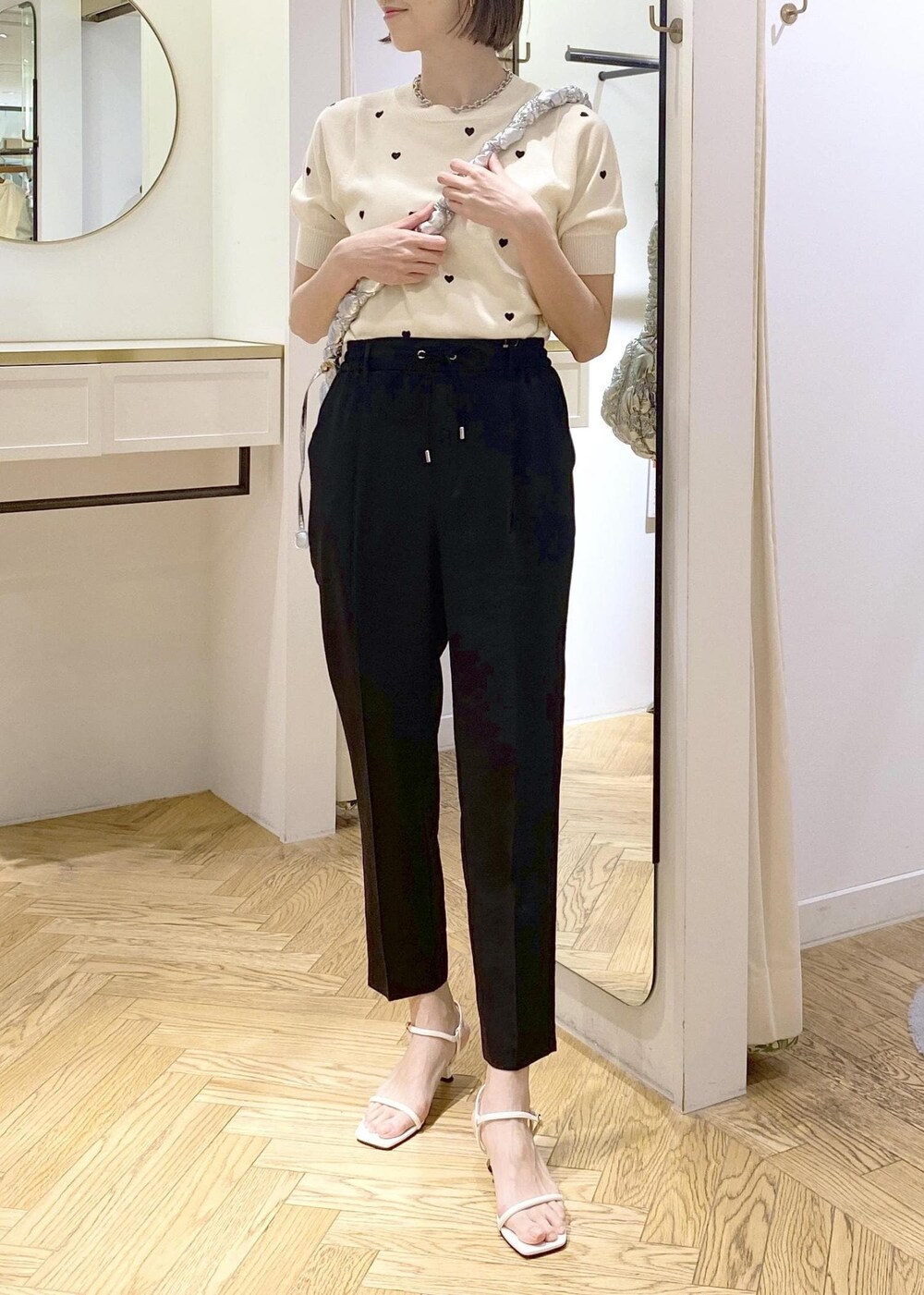 ホワイト系のサンダル、ホワイト系のキャミソール、ホワイト系のニット/セーターを着用したレディースの春コーディネートの4枚目の写真