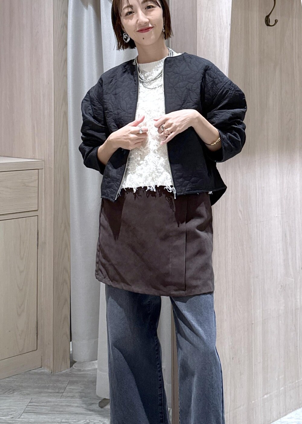 ピンク系のボストンバッグ、ブラック系のブーツ、ブラック系のブルゾンを着用したレディースの秋コーディネートの10枚目の写真