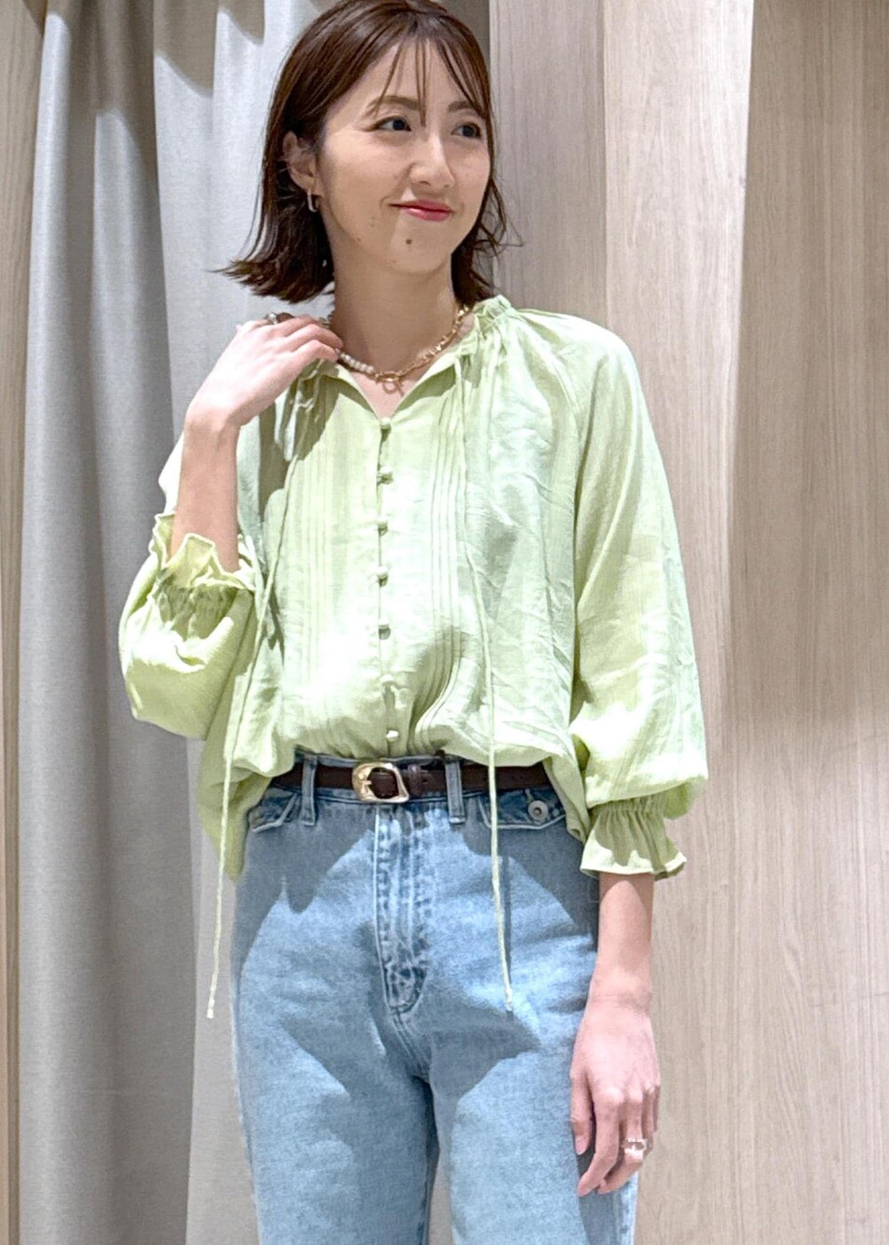 ブラック系のハンドバッグ、ブラック系のバレエシューズ、ホワイト系のトレンチコートを着用したレディースの春コーディネートの9枚目の写真