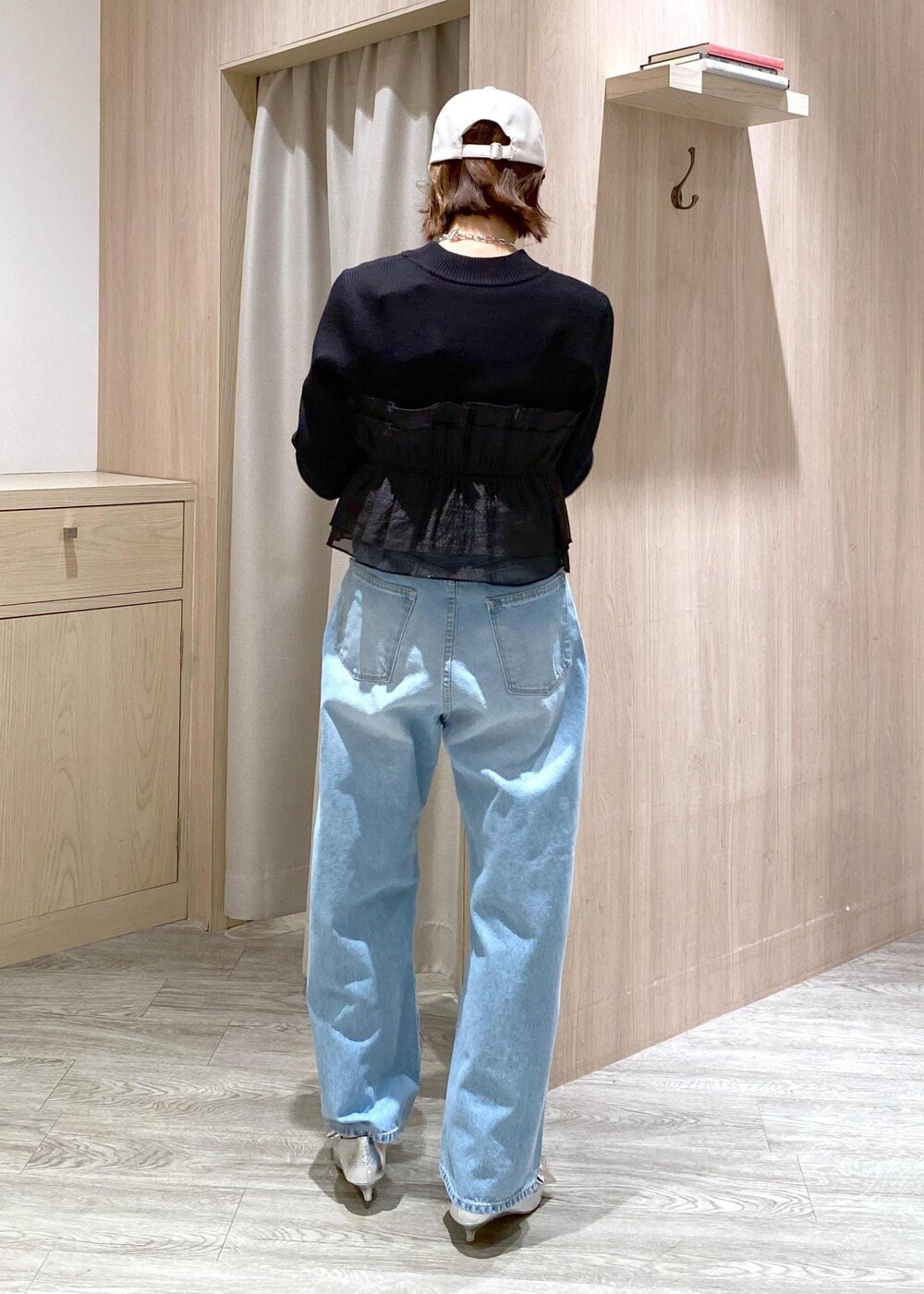 シルバー系のパンプス、ブラック系のニット/セーター、シルバー系のショルダーバッグを着用したレディースの冬コーディネートの4枚目の写真