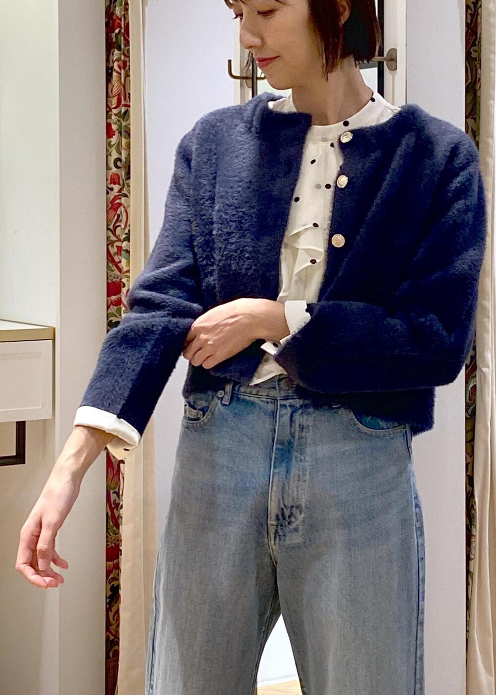 シルバー系のパンプス、ベージュ系のシャツ/ブラウス、ブルー系のカーディガン/ボレロを着用したレディースの冬コーディネートの9枚目の写真