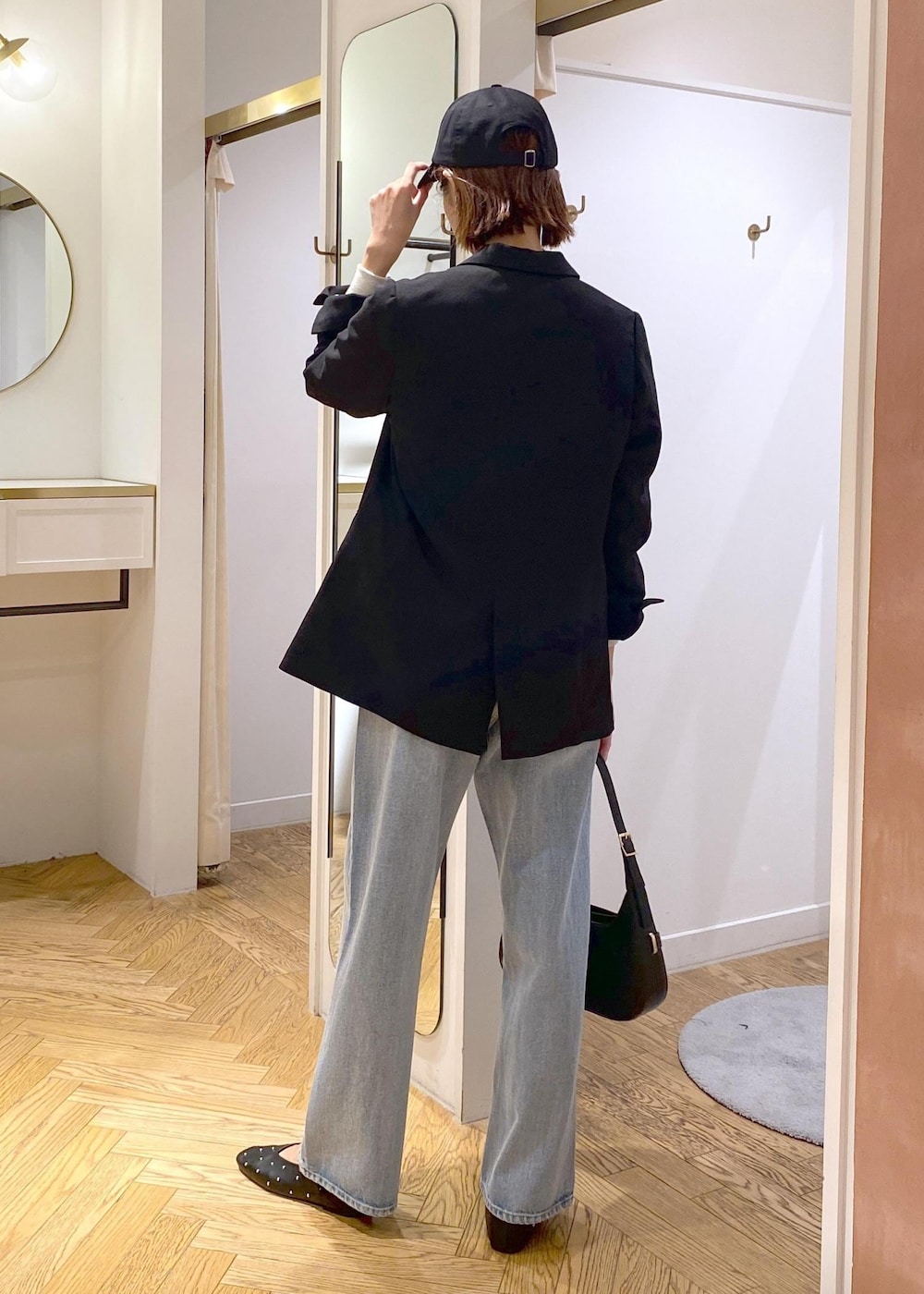 ブラック系のバレエシューズ、ホワイト系のスウェット、ブラック系のテーラードジャケットを着用したレディースの秋コーディネートの2枚目の写真