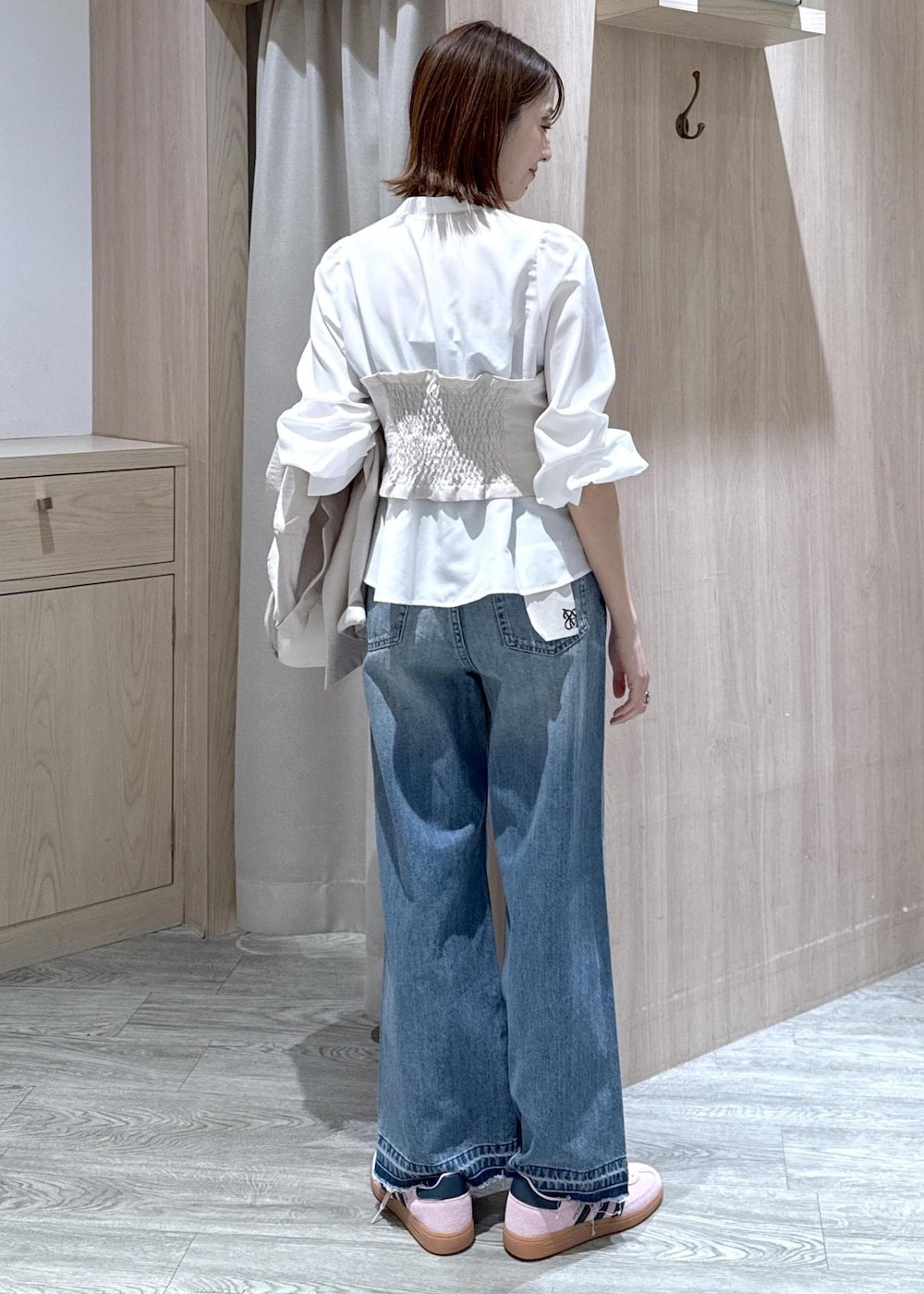 ホワイト系のトートバッグ、ブルー系のデニムパンツ、ホワイト系のシャツ/ブラウスを着用したレディースの春コーディネートの9枚目の写真