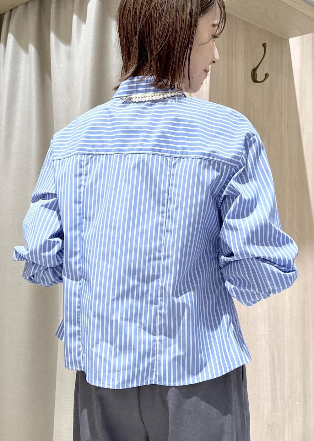 ブラック系のトートバッグ、ブルー系のカーディガン/ボレロ、グレー系のその他パンツを着用したレディースの冬コーディネートの9枚目の写真