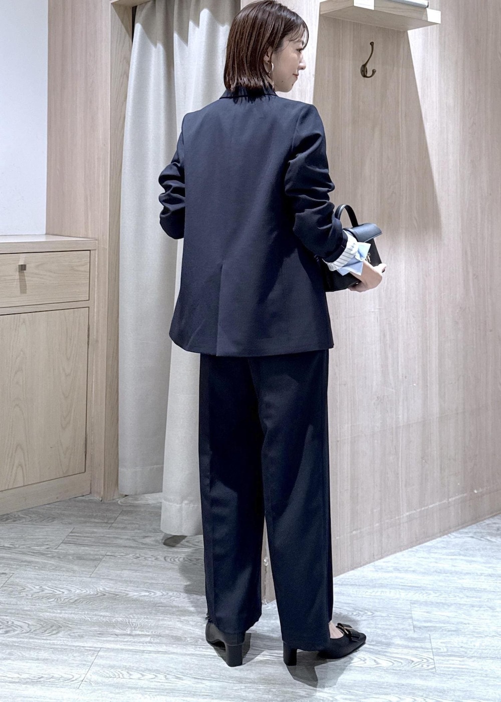 ブルー系のシャツ/ブラウス、ブラック系のパンプス、ブルー系のテーラードジャケットを着用したレディースの冬コーディネートの4枚目の写真