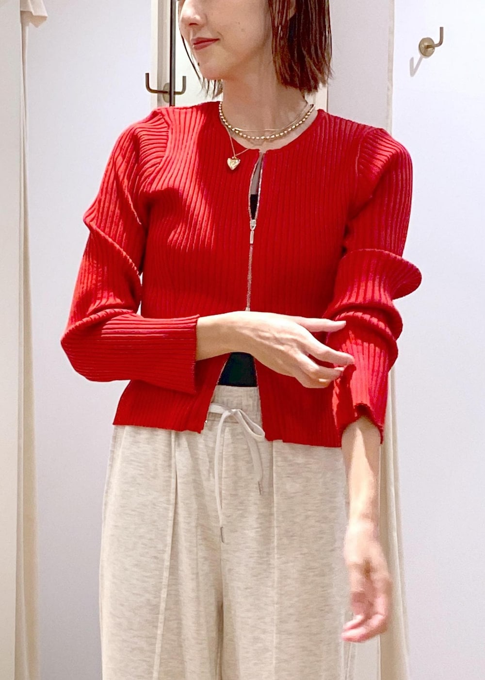 ブラック系のキャミソール、ブラック系のハンドバッグ、ホワイト系のその他パンツを着用したレディースの秋コーディネートの8枚目の写真